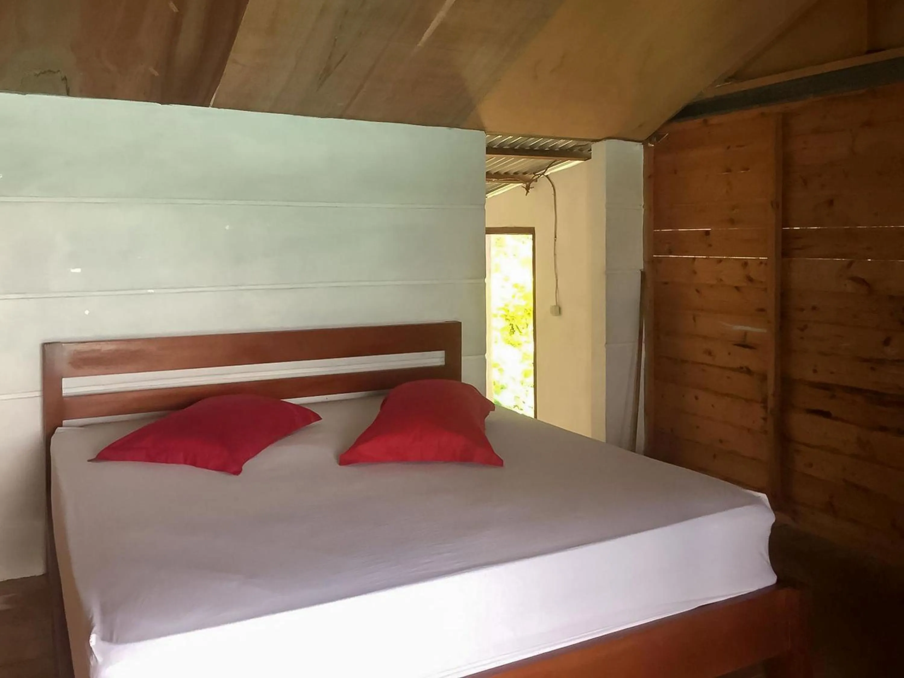 Bedroom, Bed in Olala Bungalows And Restaurant Mitra RedDoorz
