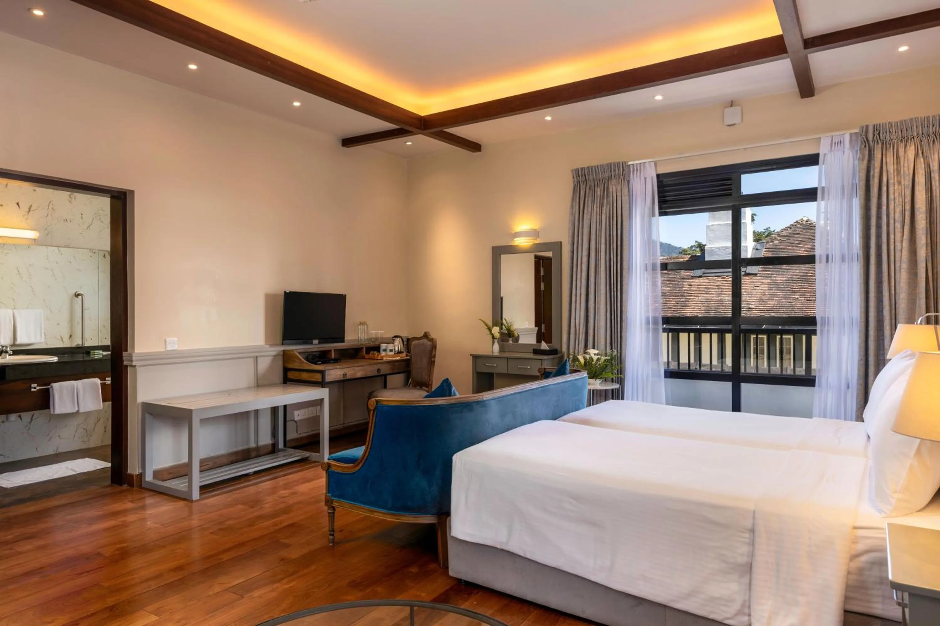 Bedroom, Bed in The Hill Club