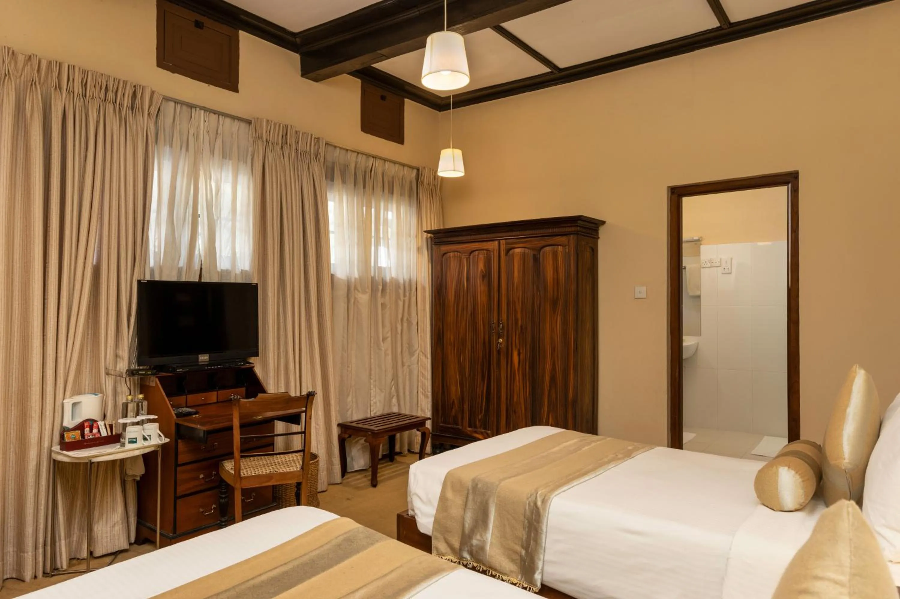 Bedroom, Bed in The Hill Club