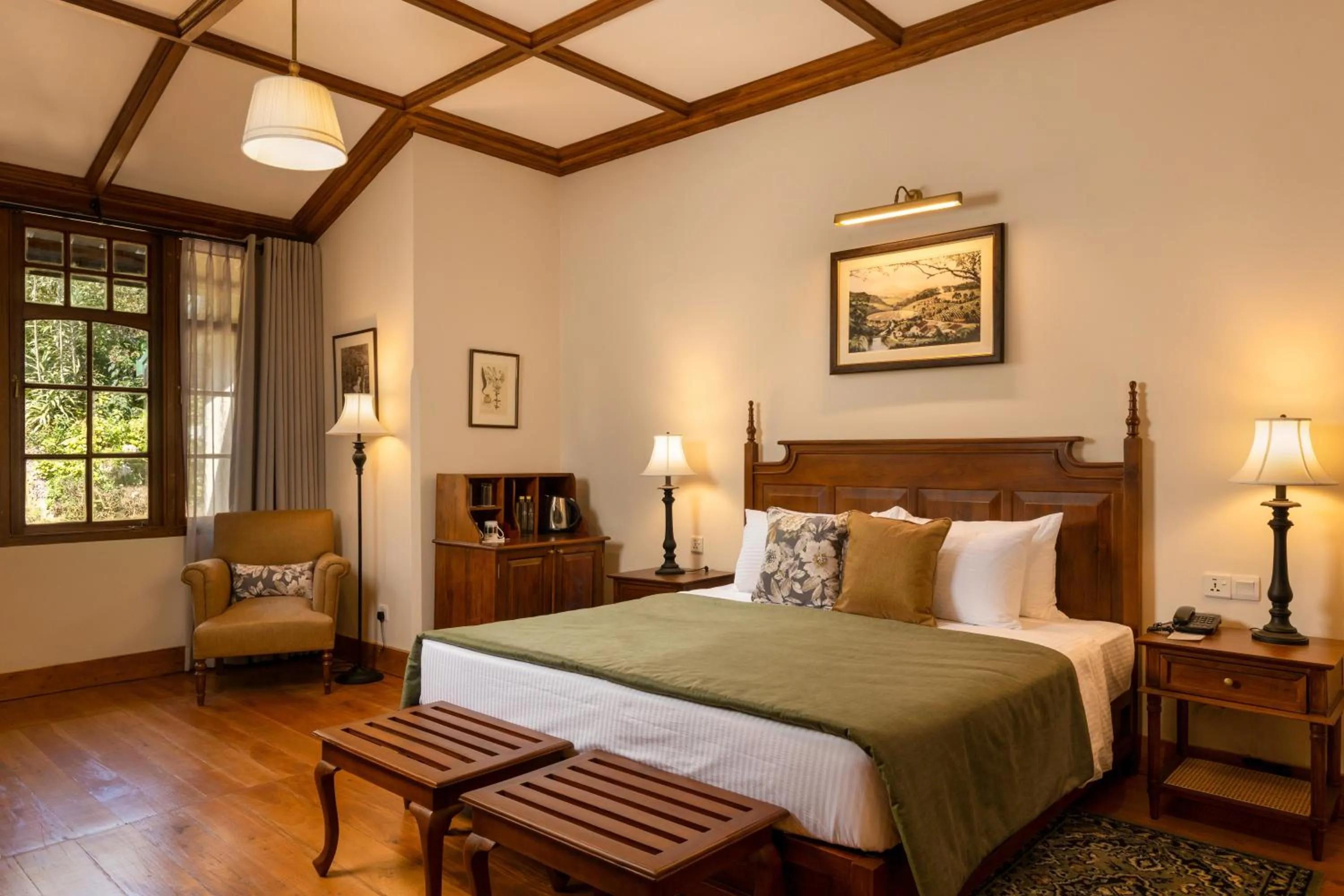 Bedroom, Bed in The Hill Club