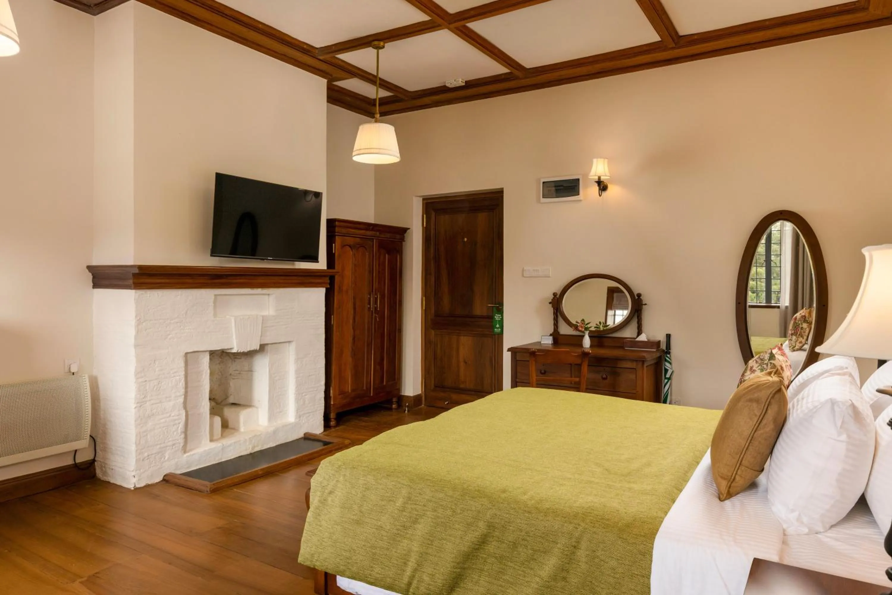 Bedroom, Bed in The Hill Club