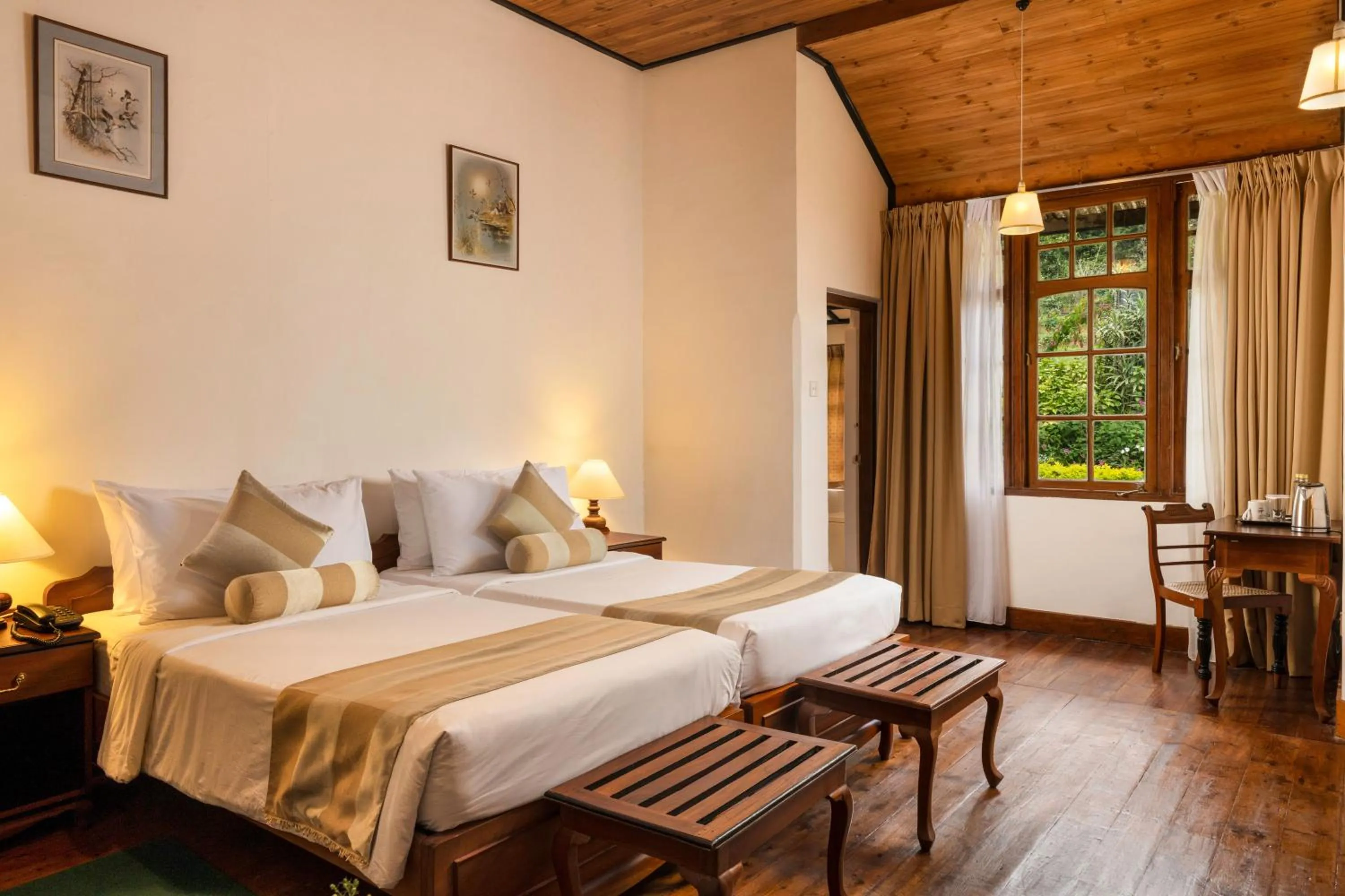 Bedroom, Bed in The Hill Club