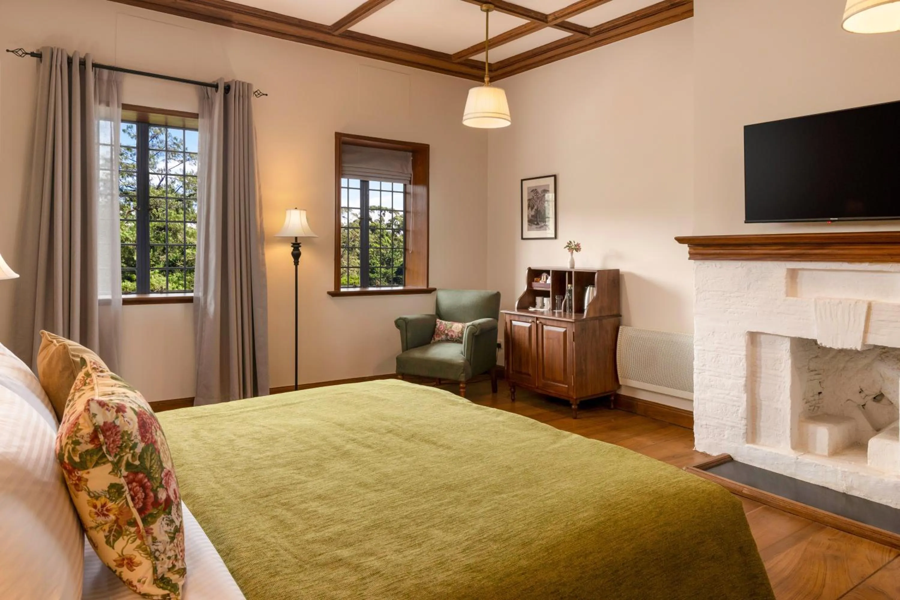 Bedroom, Bed in The Hill Club