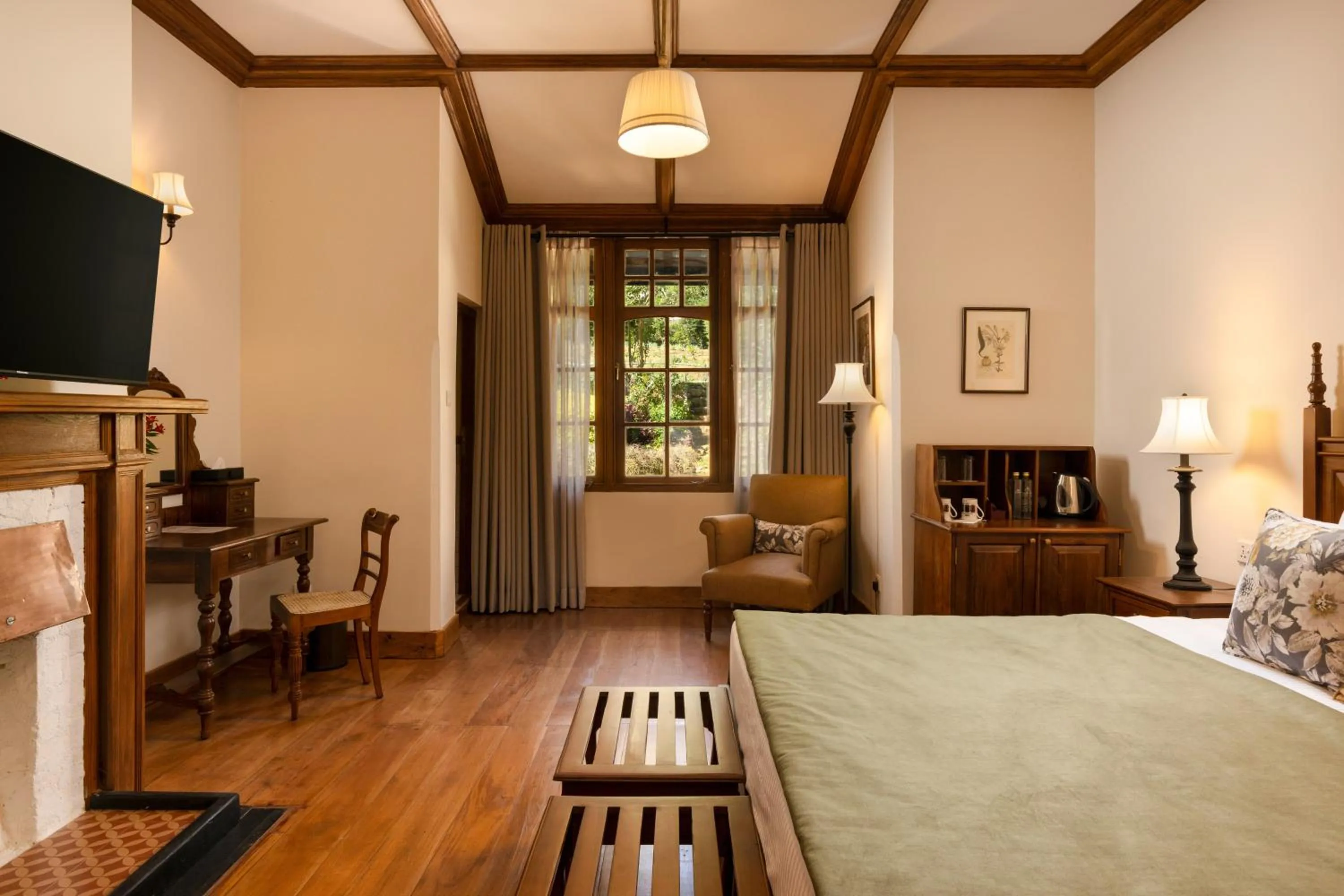 Bedroom, Bed in The Hill Club