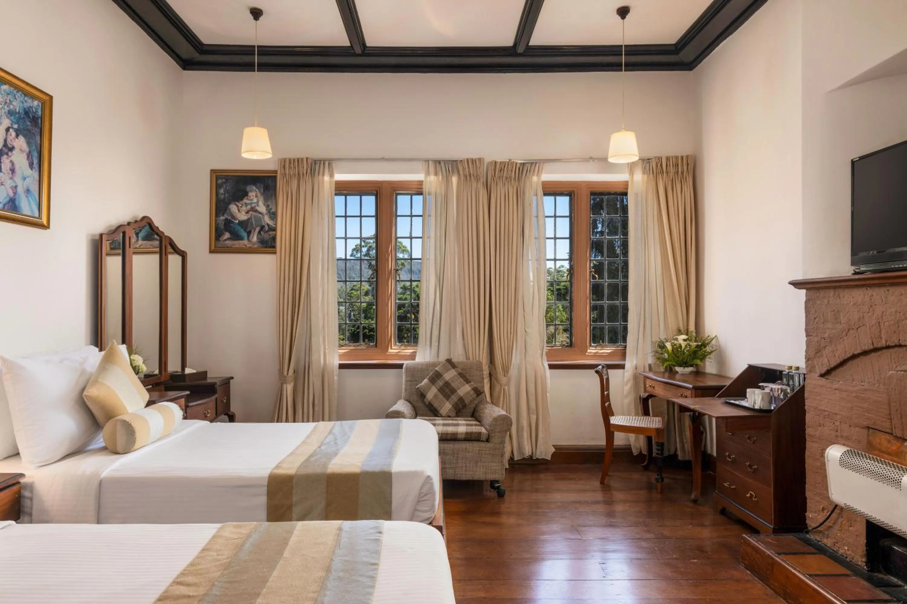 Bedroom, Bed in The Hill Club