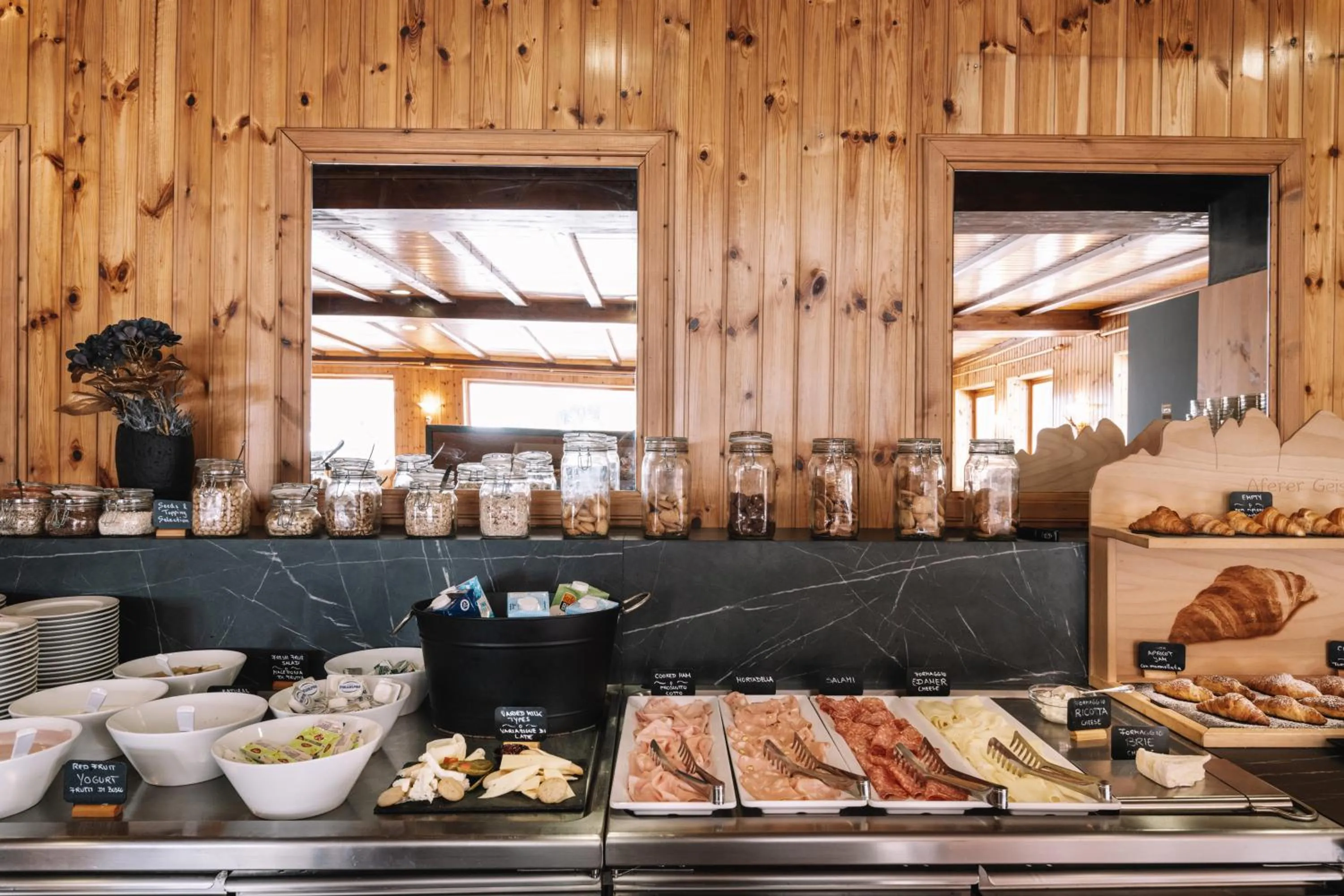 Restaurant/places to eat in PLOSE Parkhotel & Residence