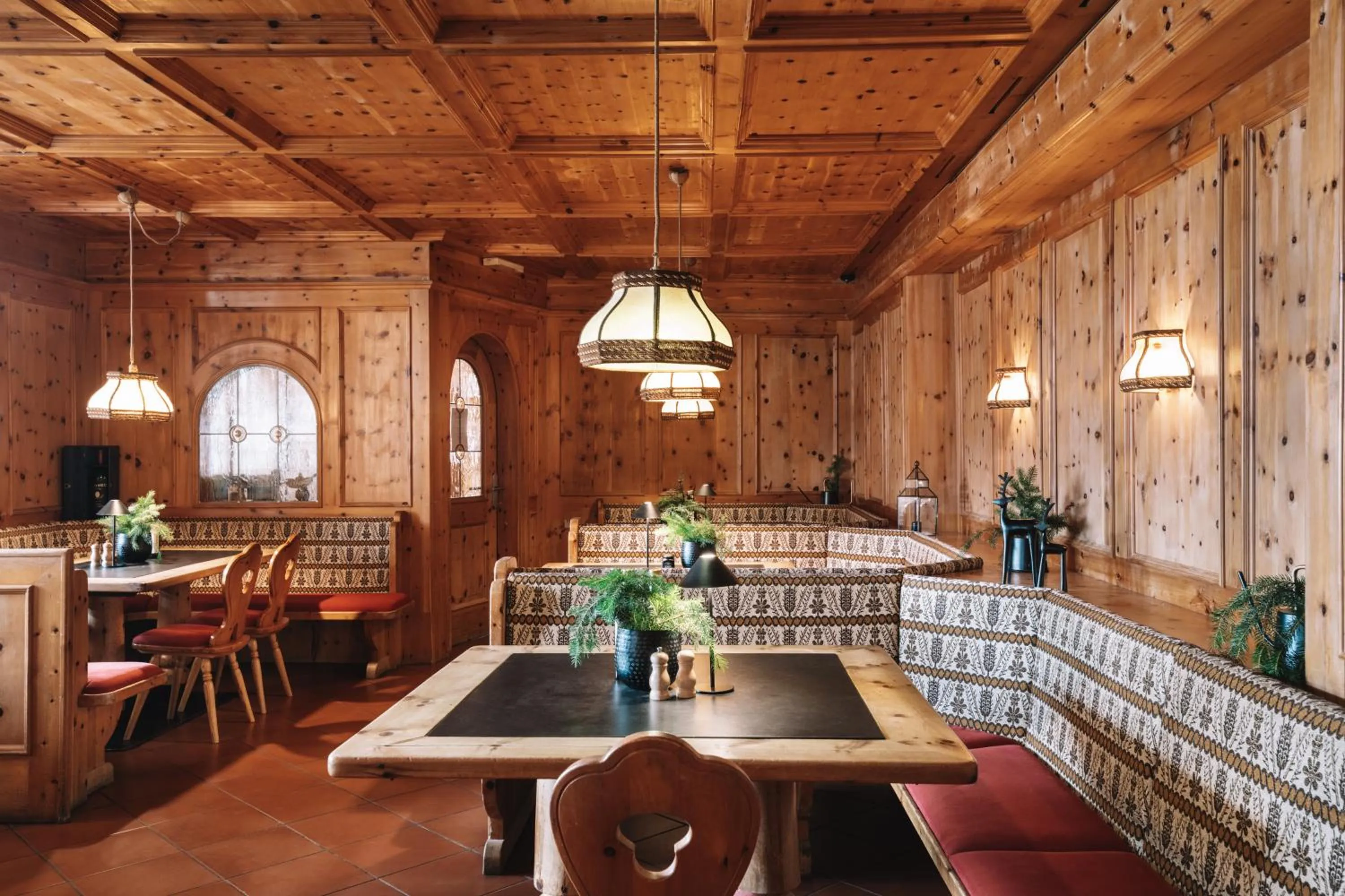 Restaurant/places to eat in PLOSE Parkhotel & Residence