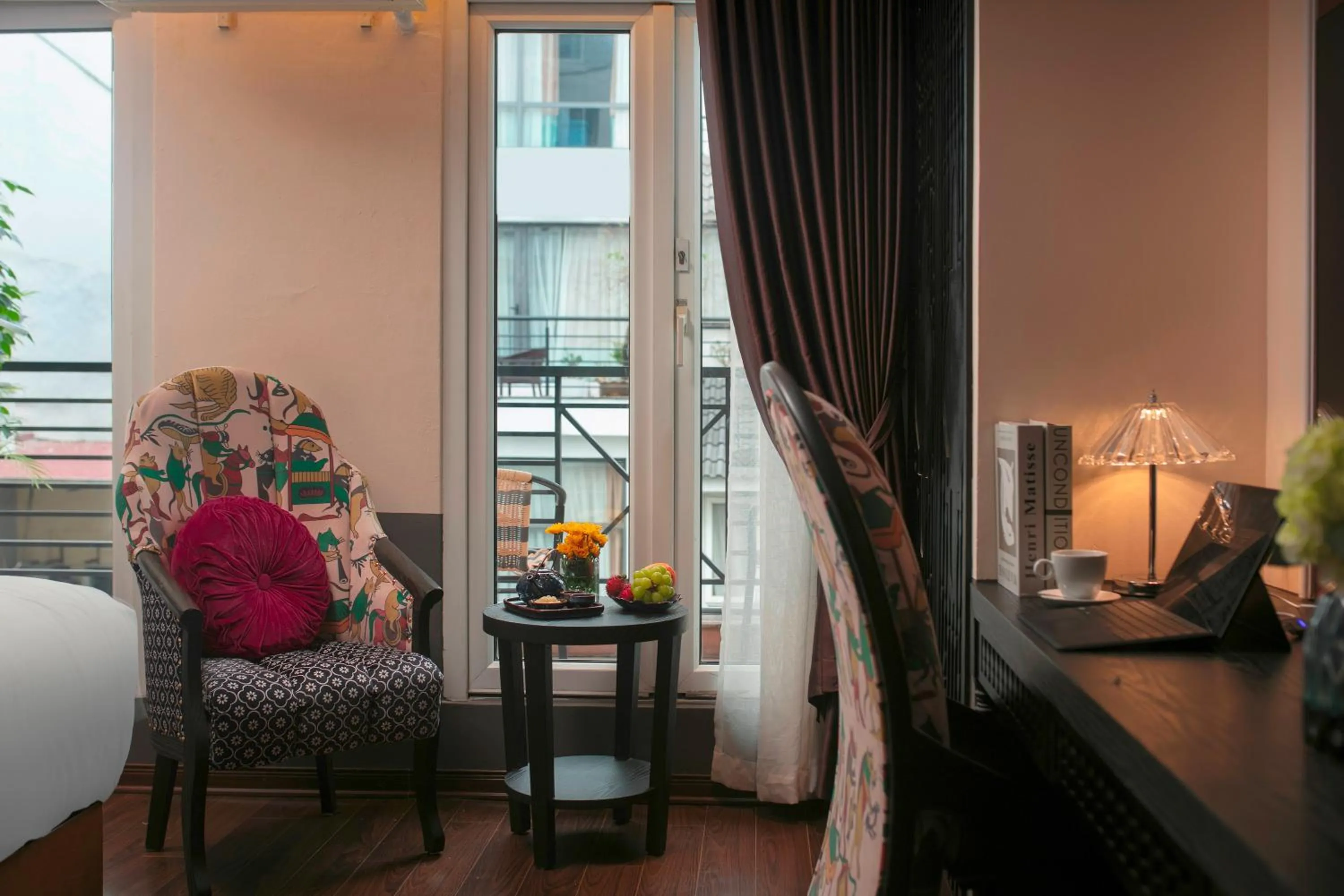 Seating area in Hanoi Center Silk Classic Hotel & Travel