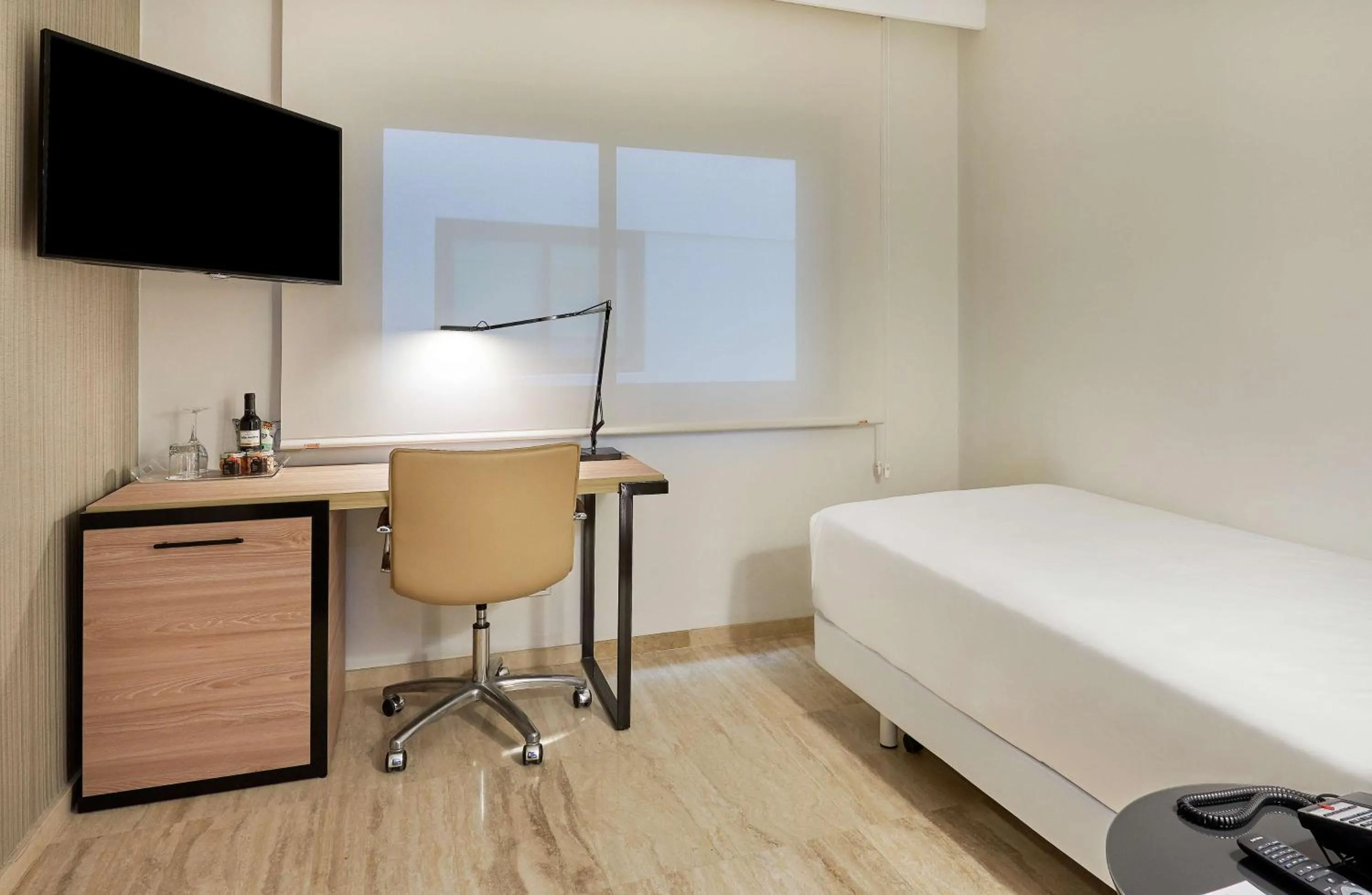 Photo of the whole room, Bed in NH Imperial Playa