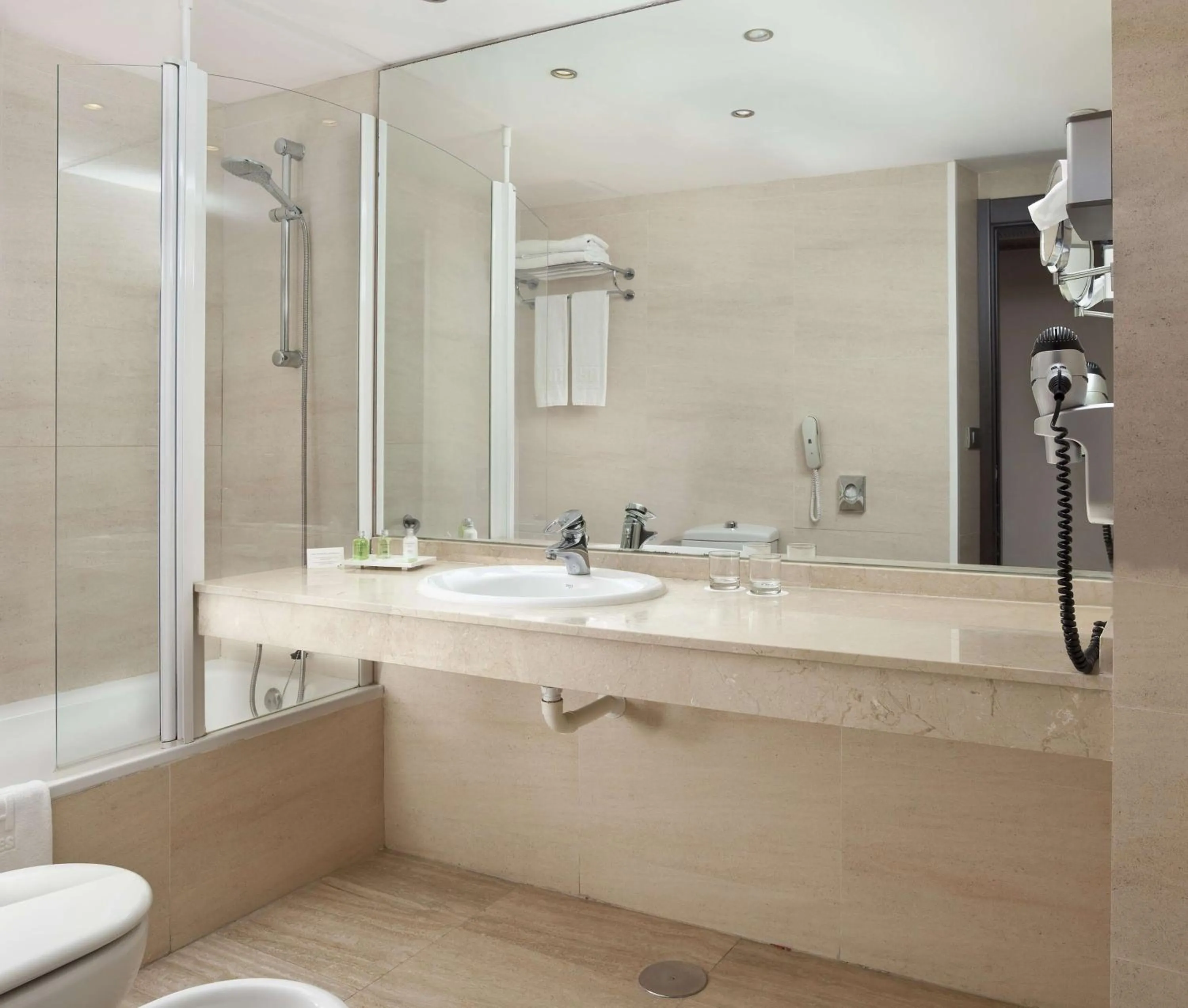 Bathroom in NH Imperial Playa