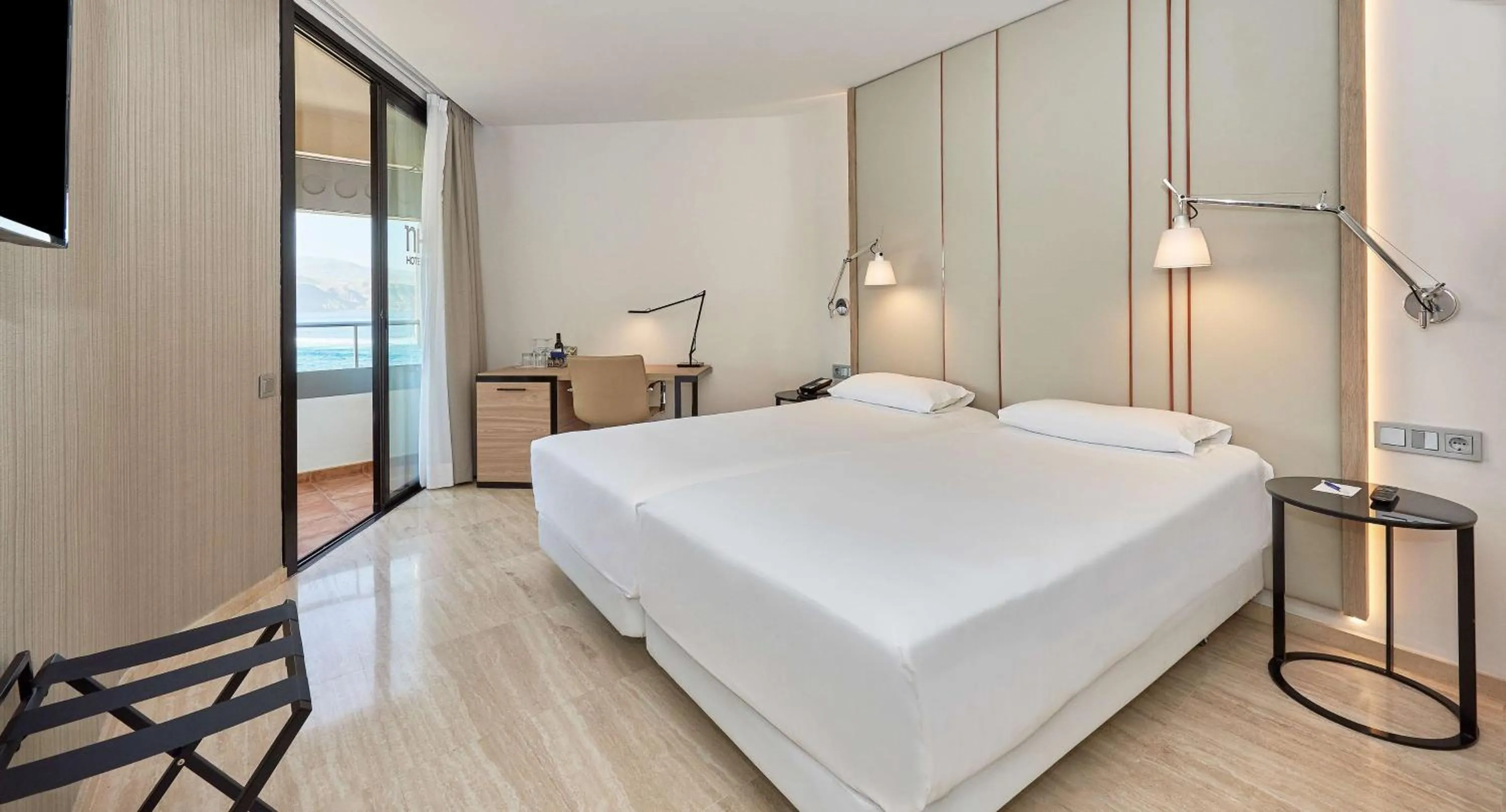 Photo of the whole room, Bed in NH Imperial Playa