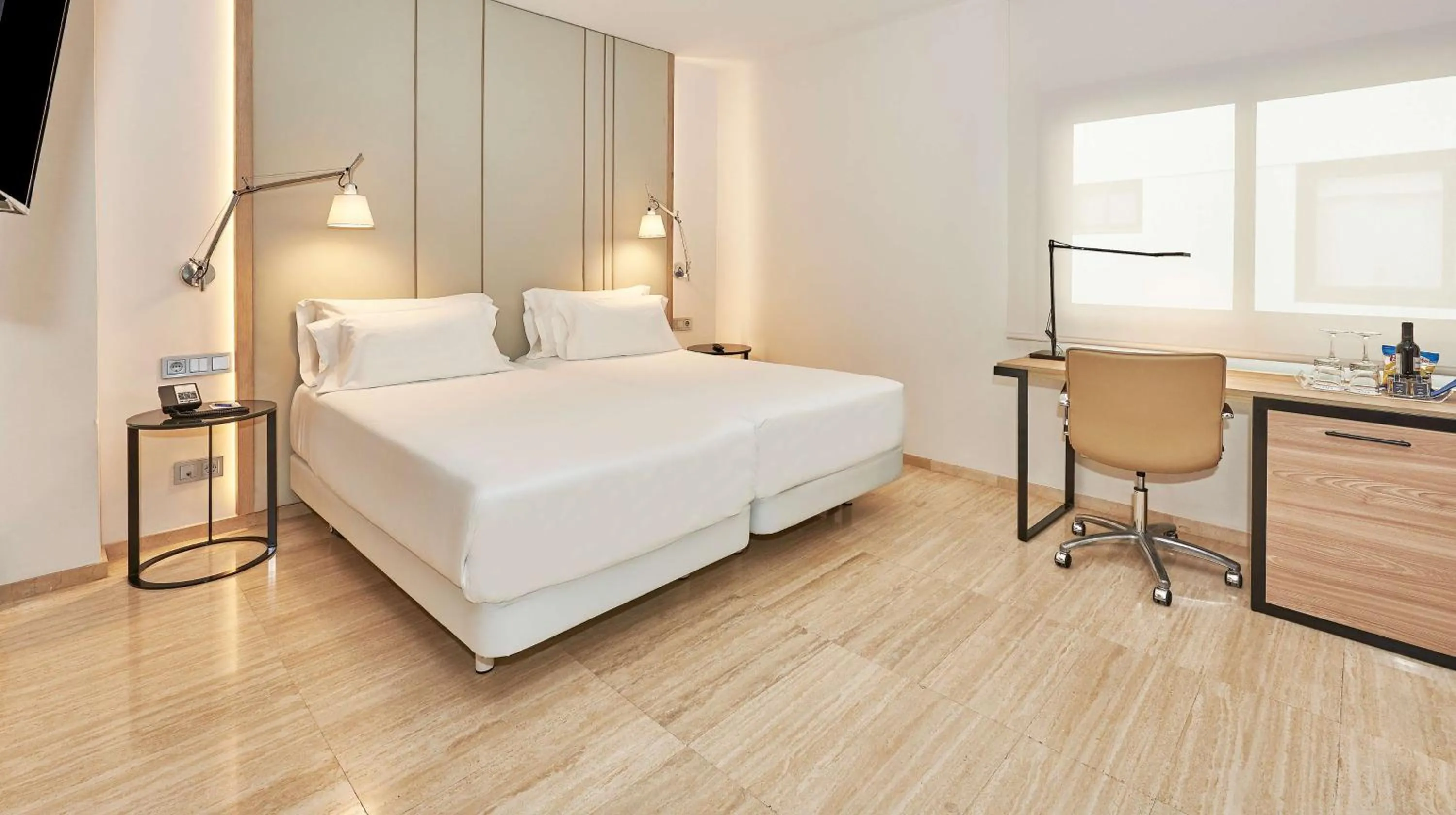 Photo of the whole room, Bed in NH Imperial Playa