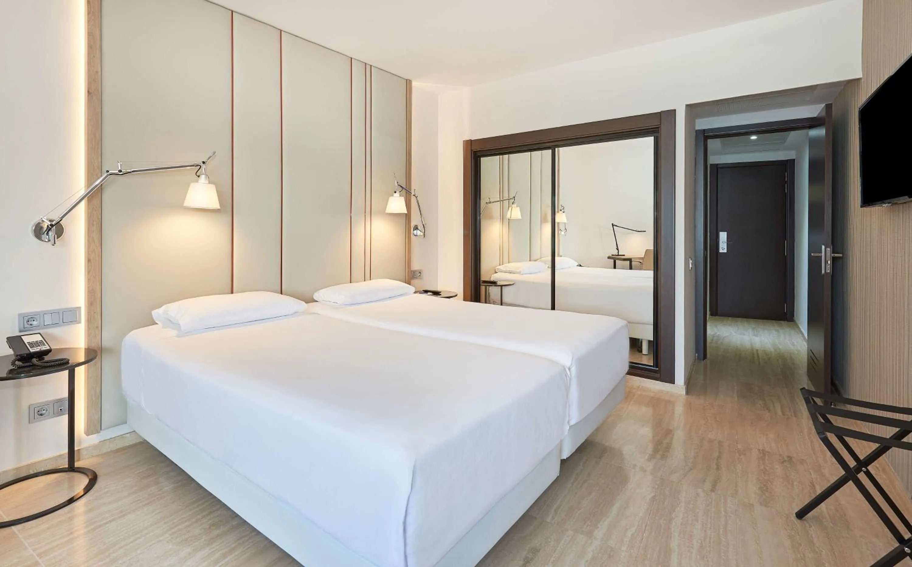 Photo of the whole room, Bed in NH Imperial Playa