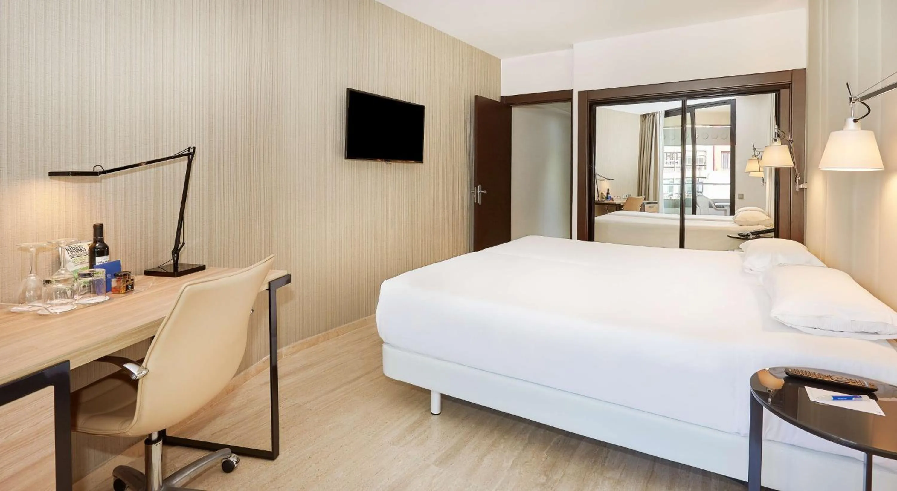 Photo of the whole room, Bed in NH Imperial Playa