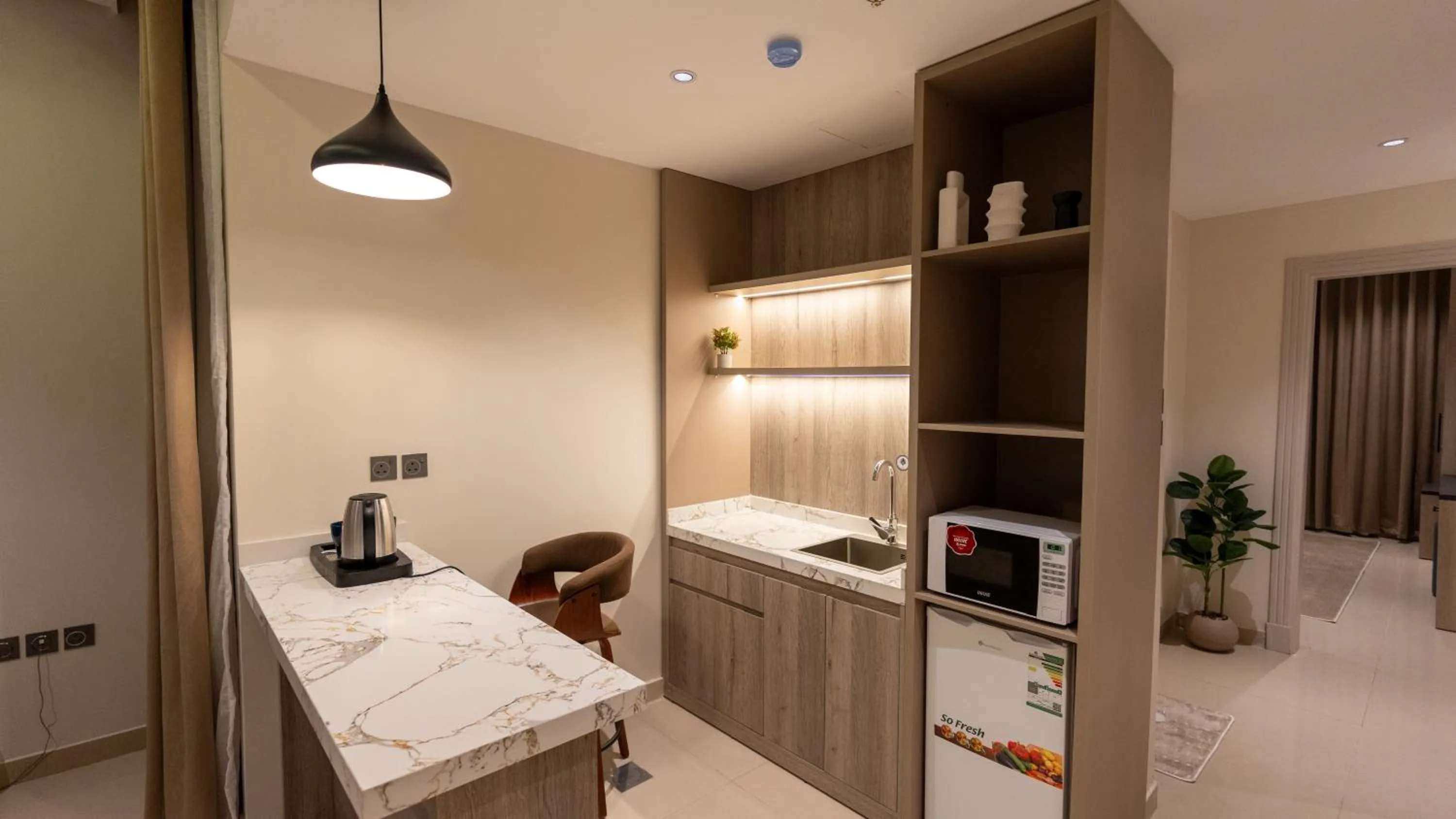 Kitchen or kitchenette, Bed in Brzeen Hotel Riyadh