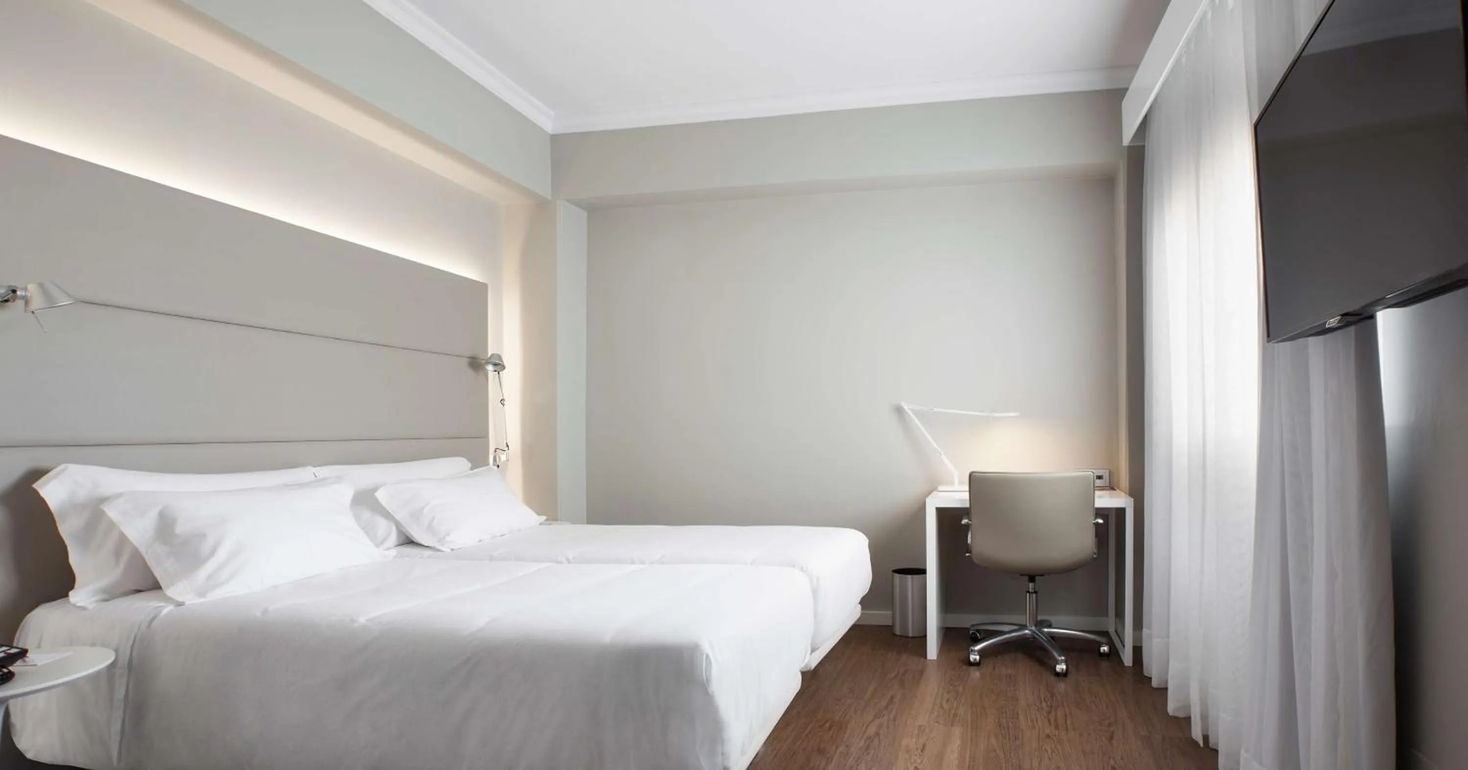 Photo of the whole room, Bed in NH Las Palmas Playa las Canteras