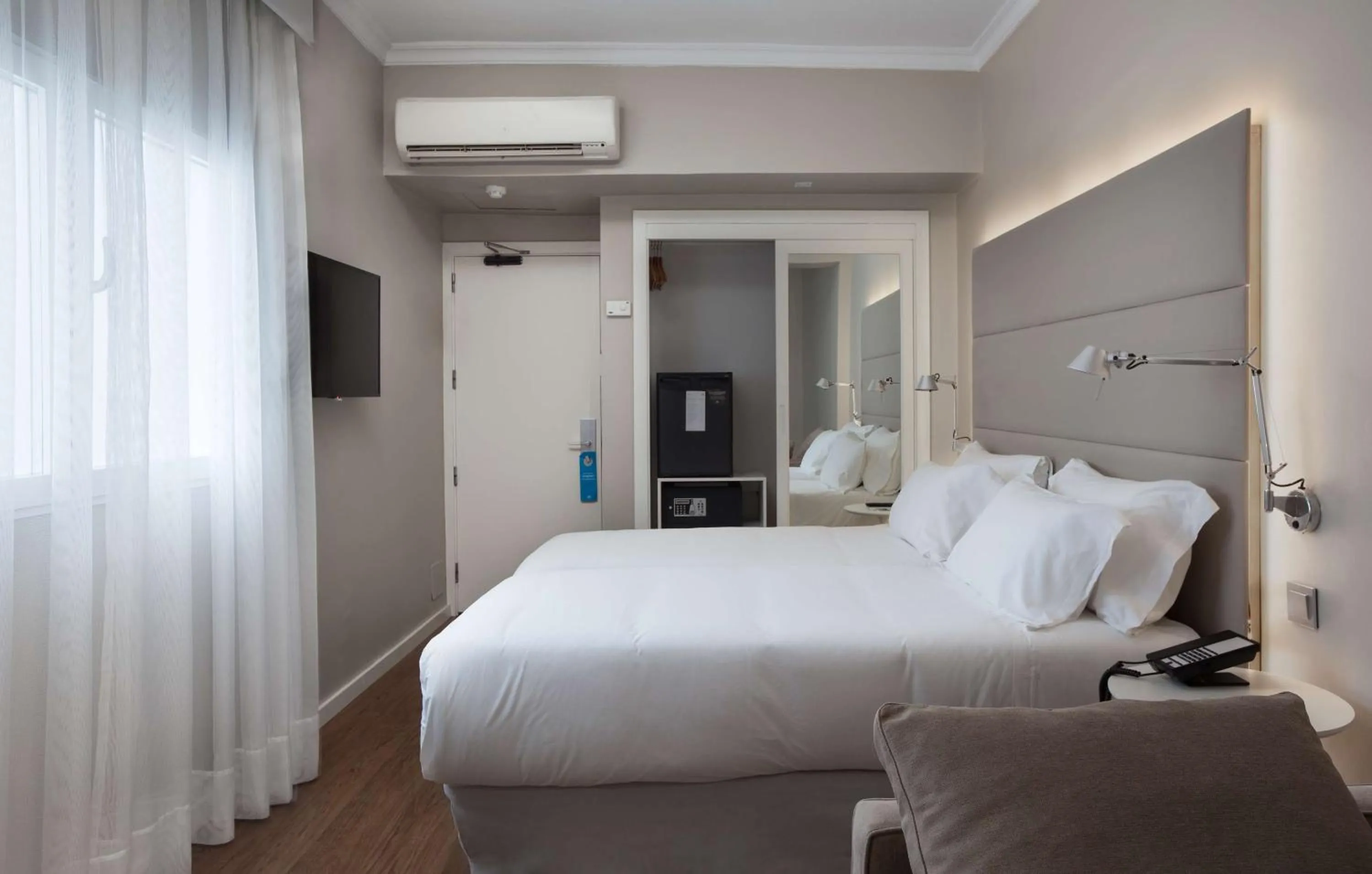 Photo of the whole room, Bed in NH Las Palmas Playa las Canteras