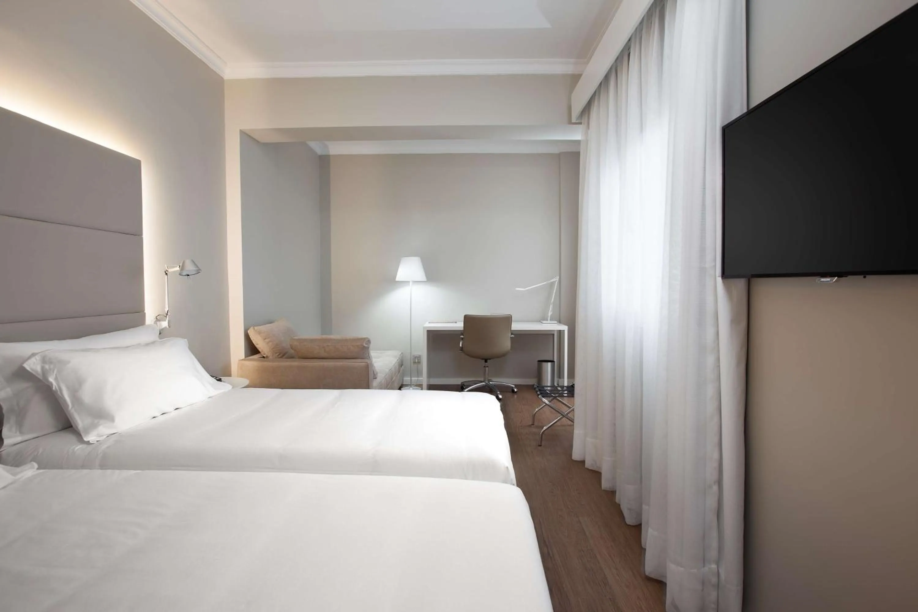 Photo of the whole room, Bed in NH Las Palmas Playa las Canteras