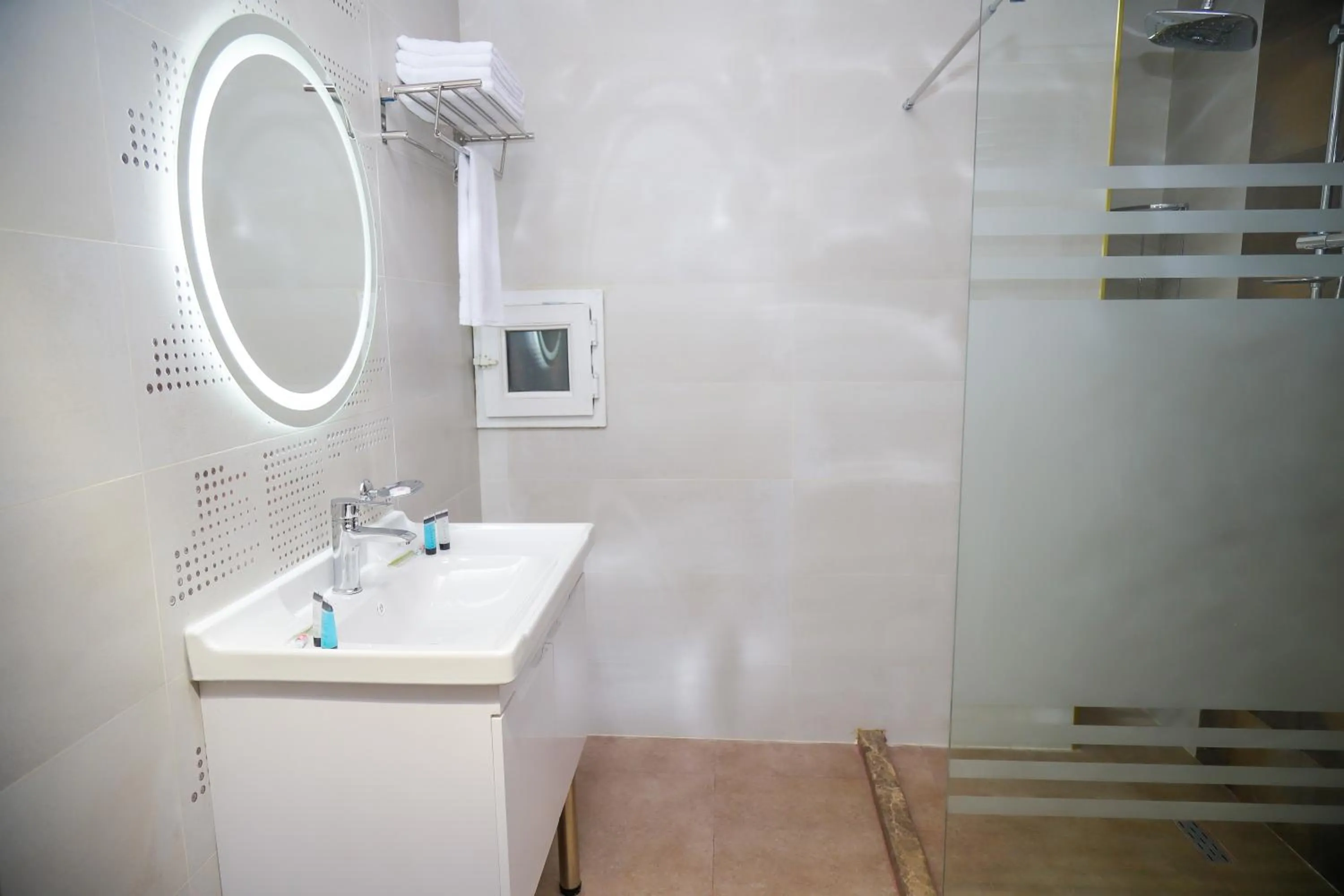 Shower in Anatolia Hotel Baku