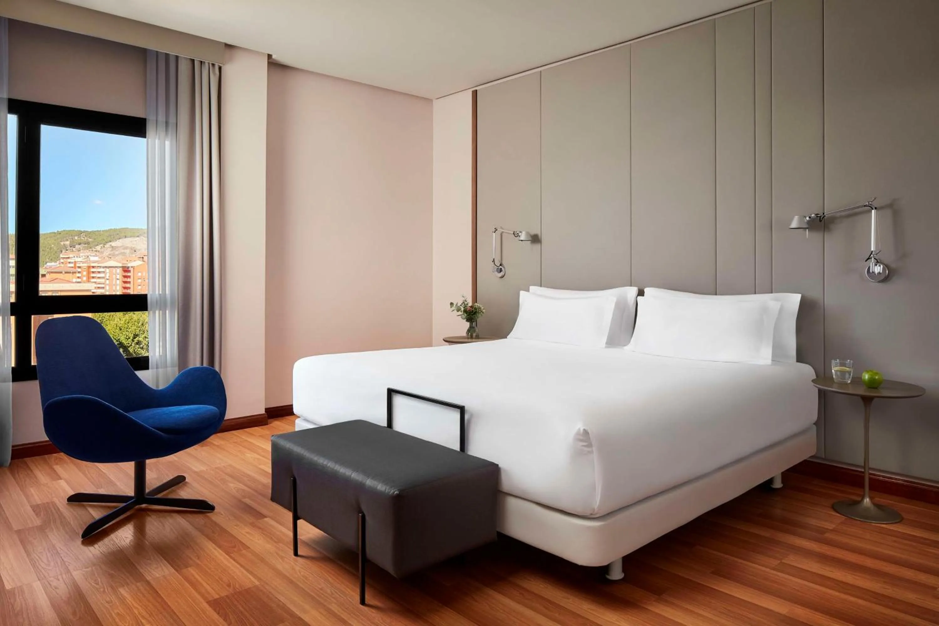 Photo of the whole room, Bed in NH Ciudad de Cuenca