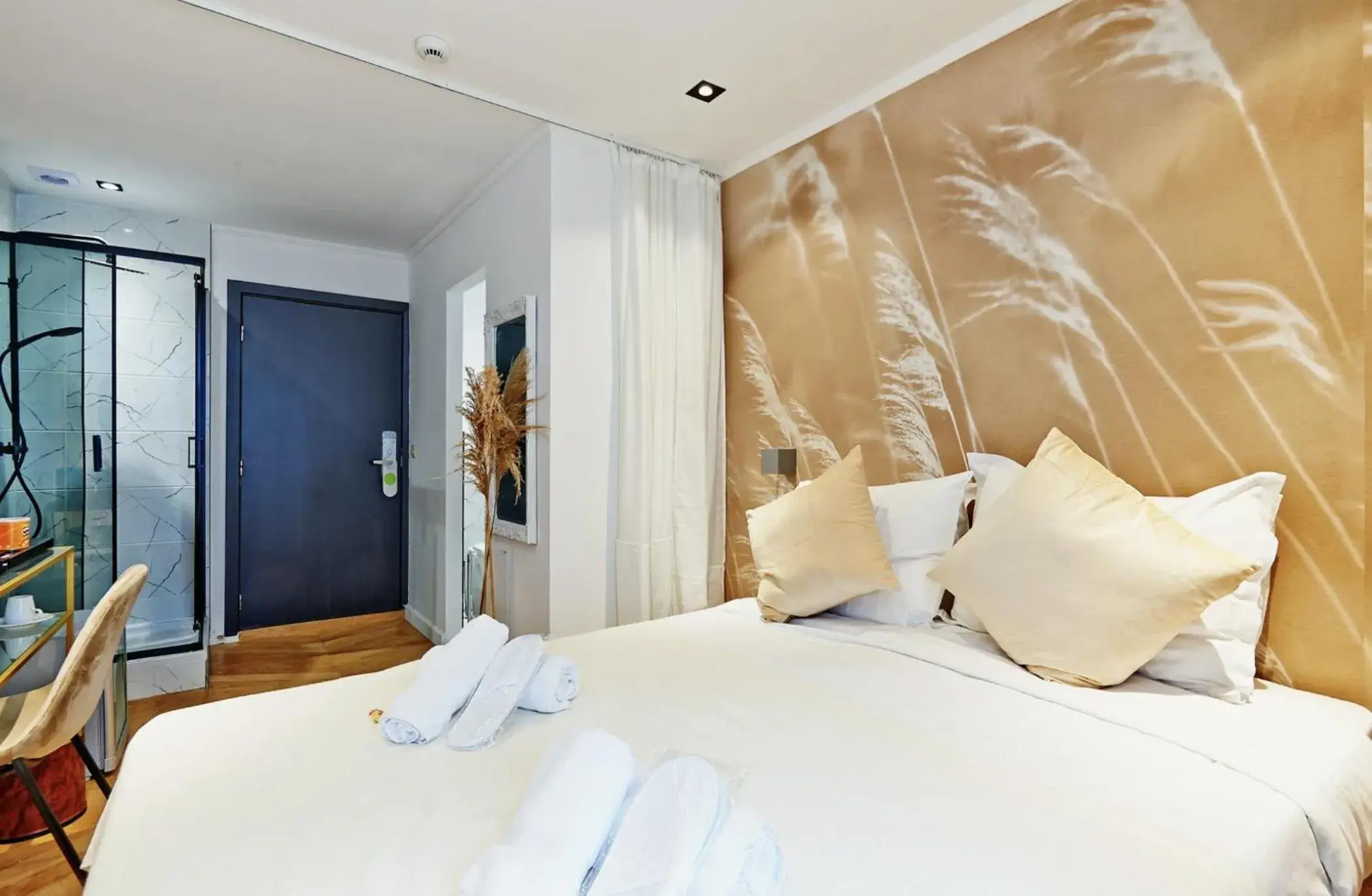 Double Room in Hotel Les Ecrins Double Room in Hotel Les Ecrins