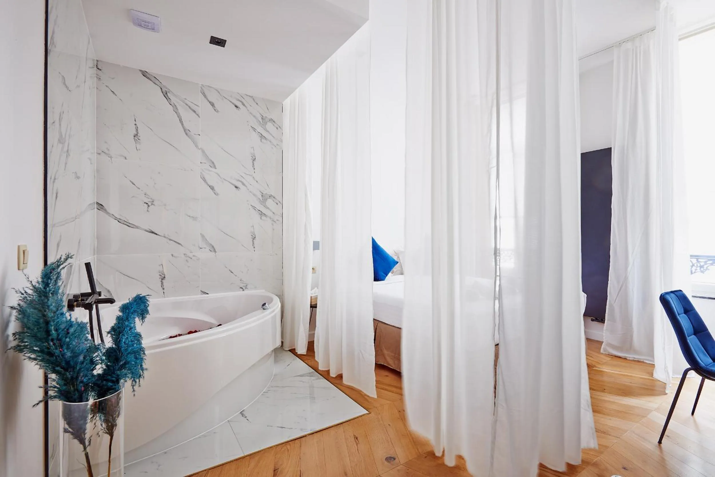 Bathroom, Bed in Hotel Les Ecrins