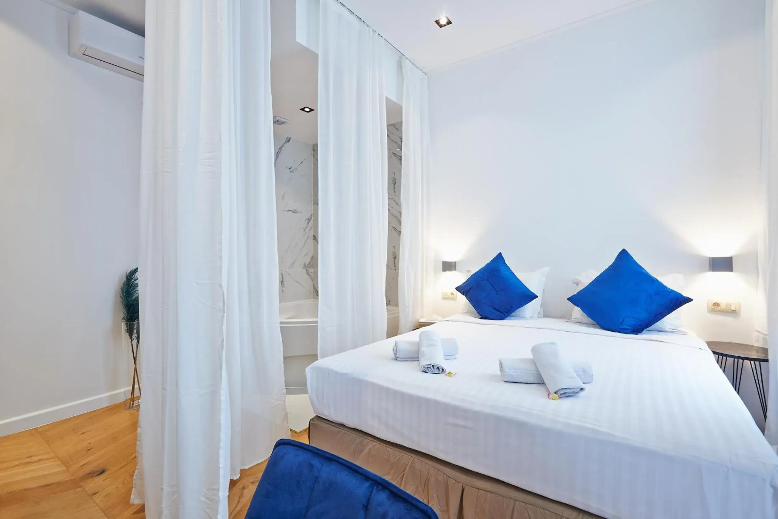 Double Room with Spa Bath in Hotel Les Ecrins Double Room with Spa Bath in Hotel Les Ecrins