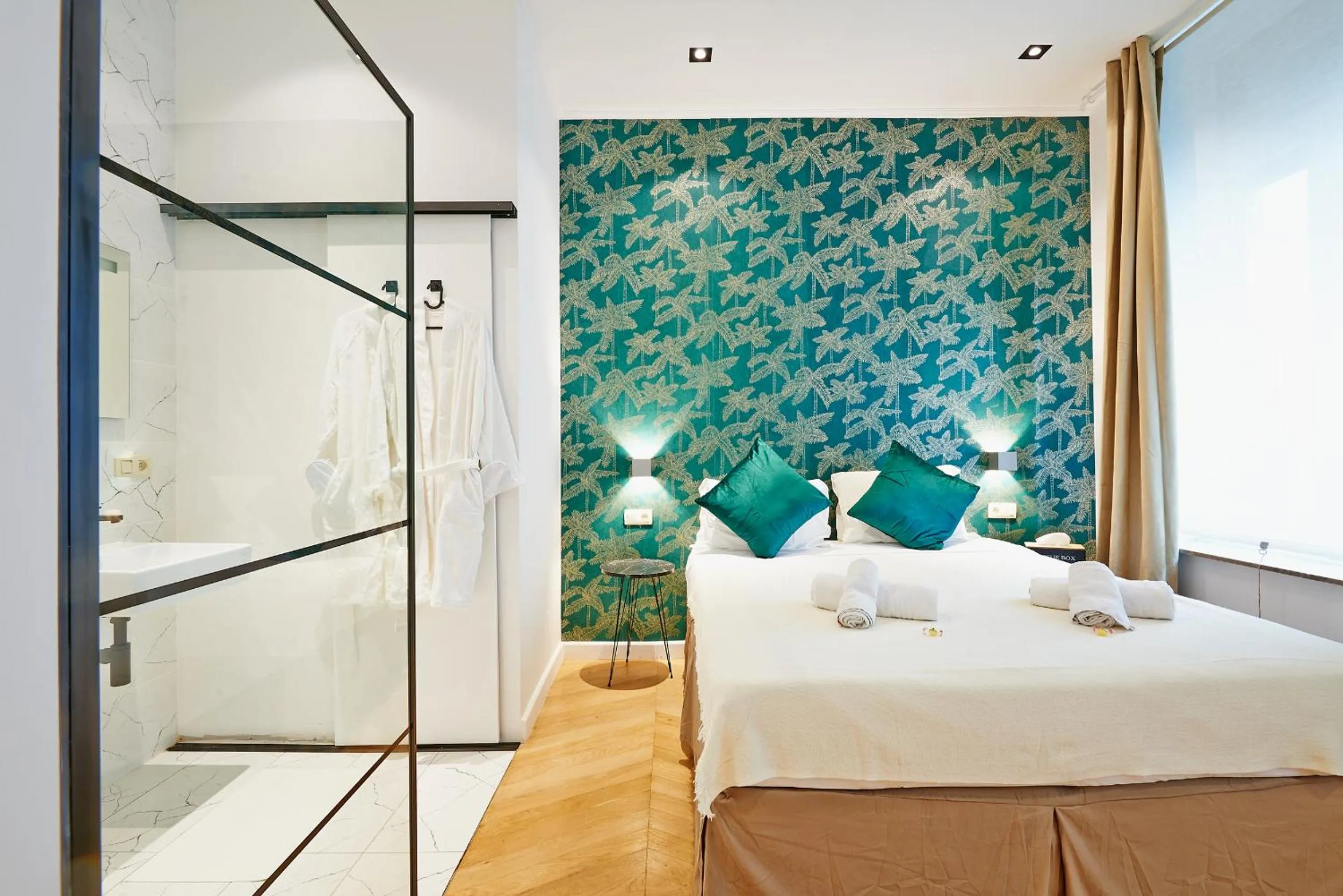 Property building, Bed in Hotel Les Ecrins