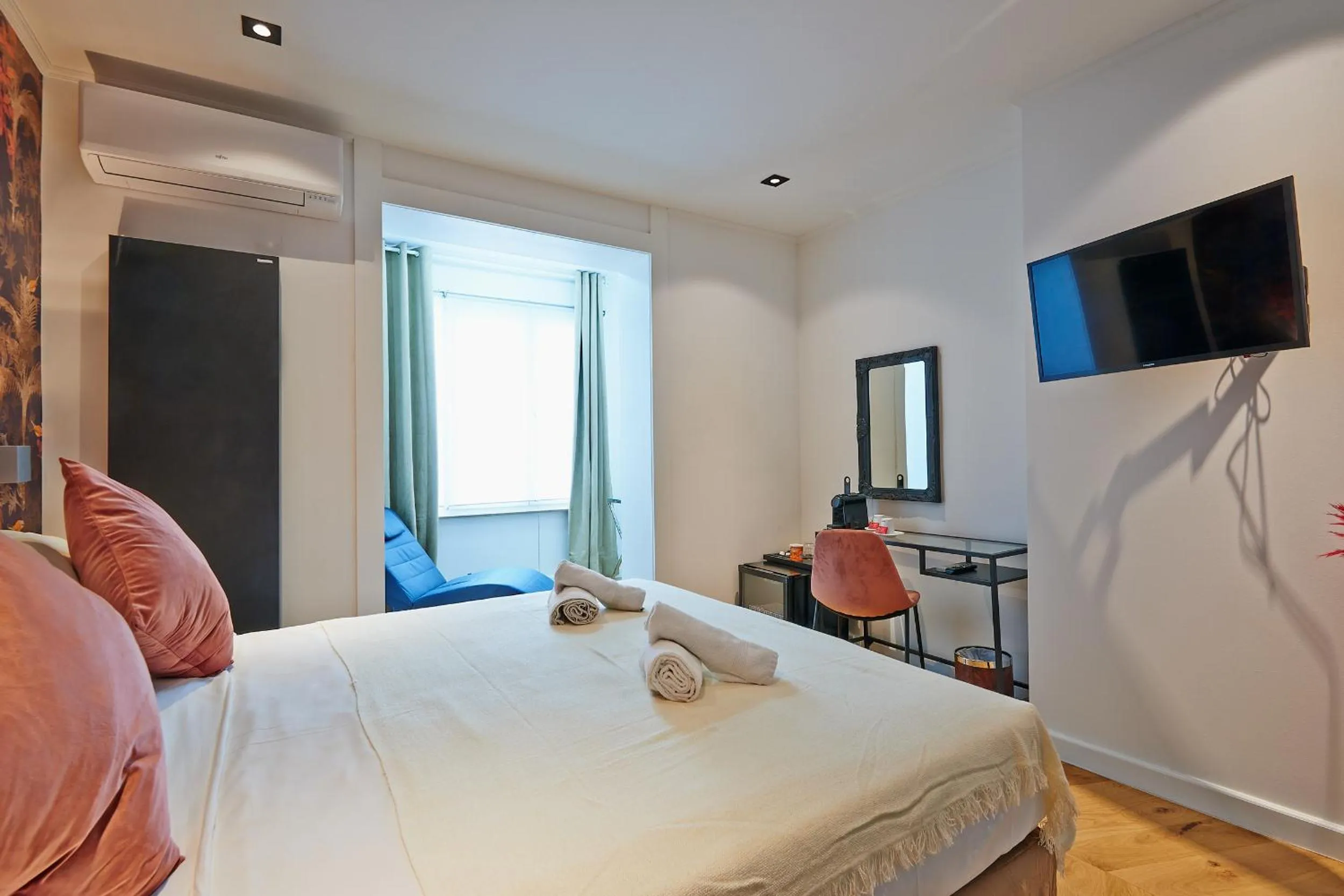 Bathroom, Bed in Hotel Les Ecrins