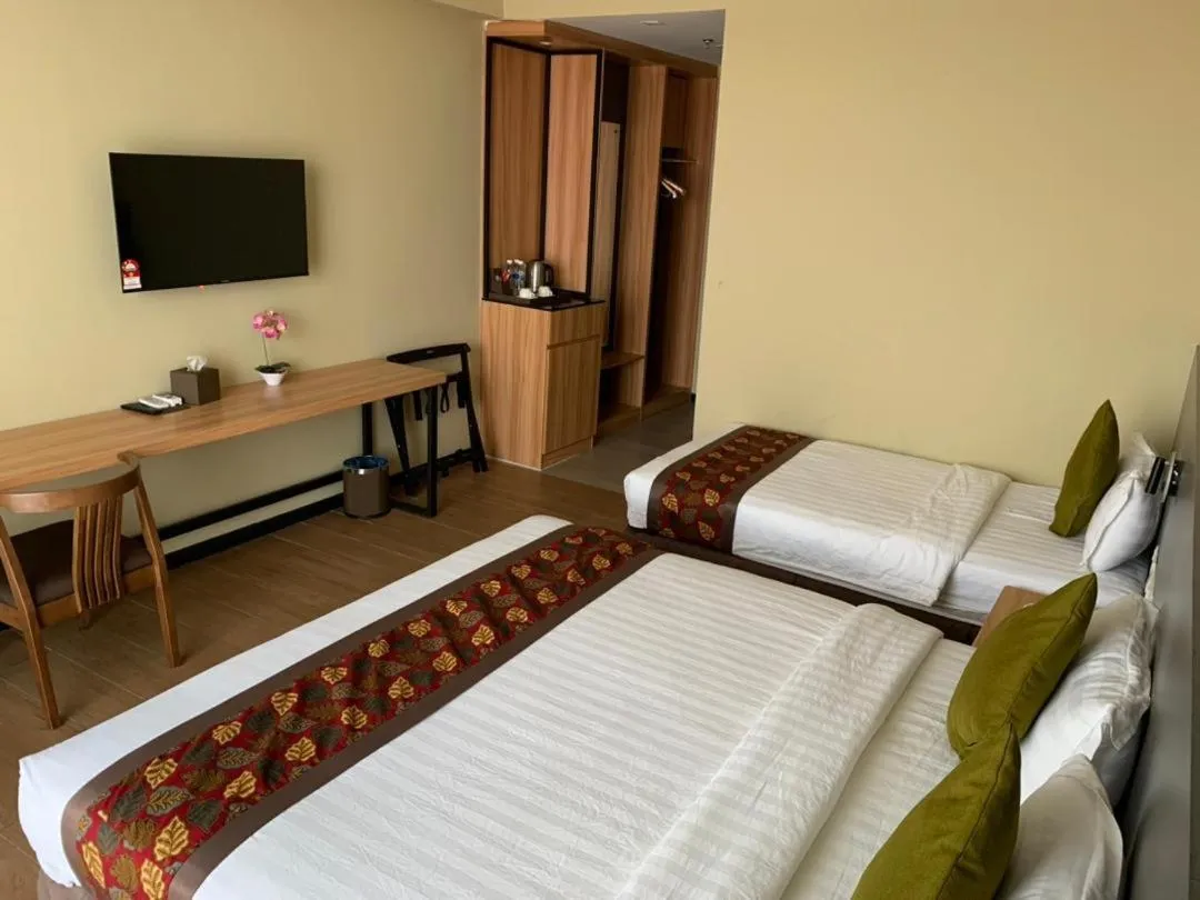 Bedroom, Bed in Wing Tat Grand Hotel