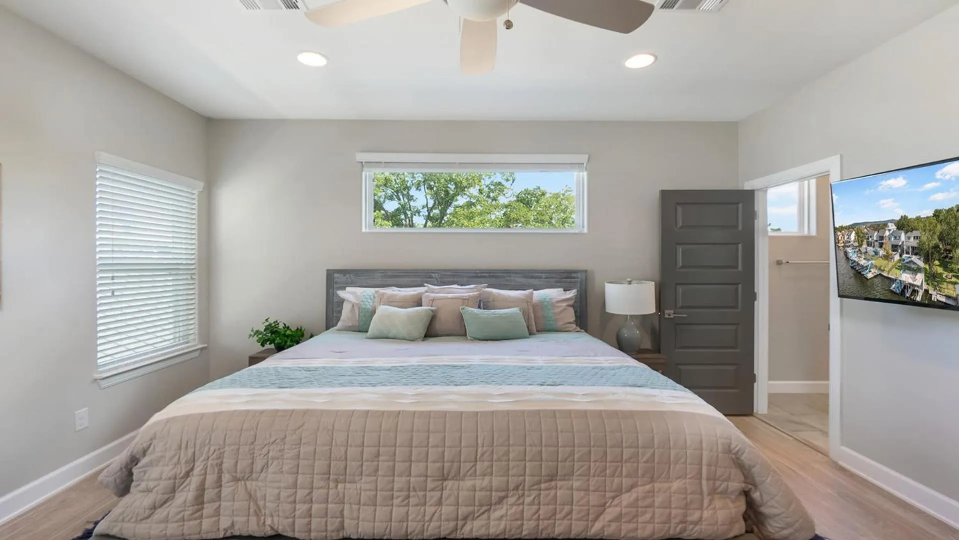 Bed in Luxury Waterfront Pool Hot Tub Boat Slips