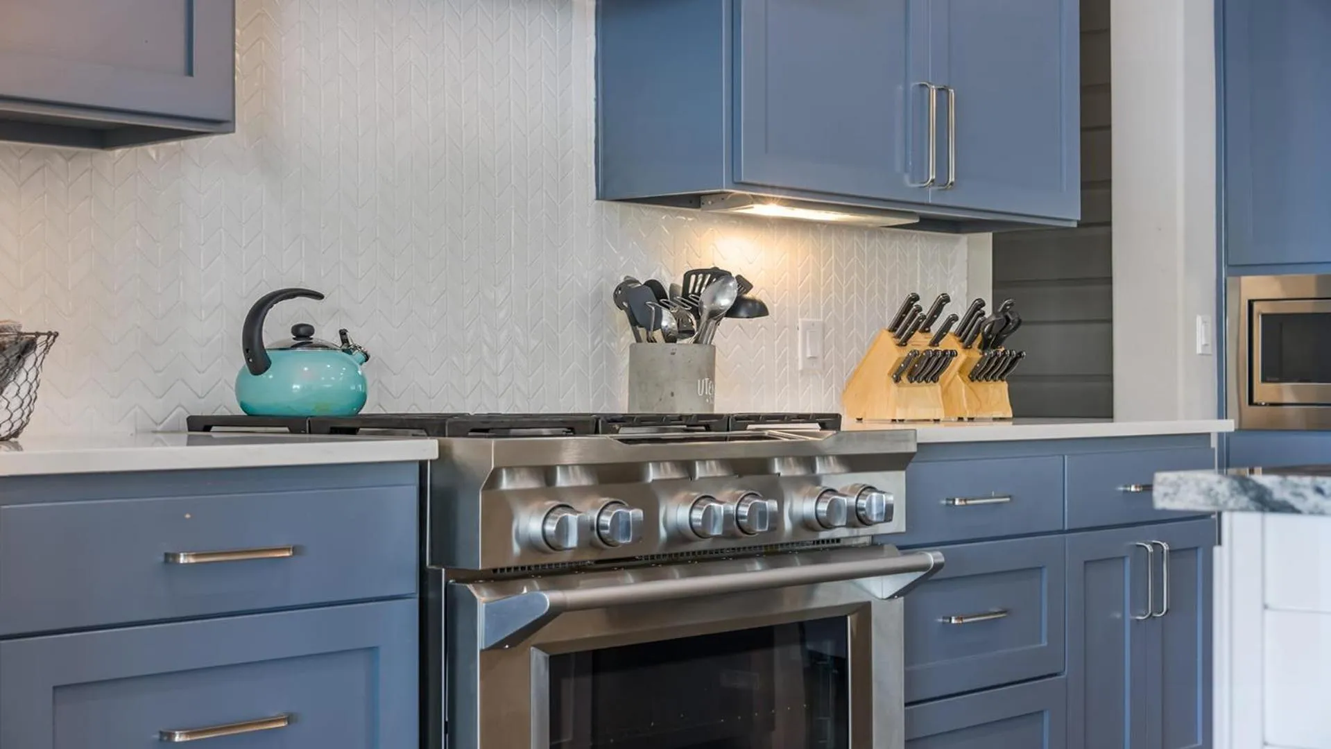 Luxury Waterfront Pool Hot Tub Boat Slips