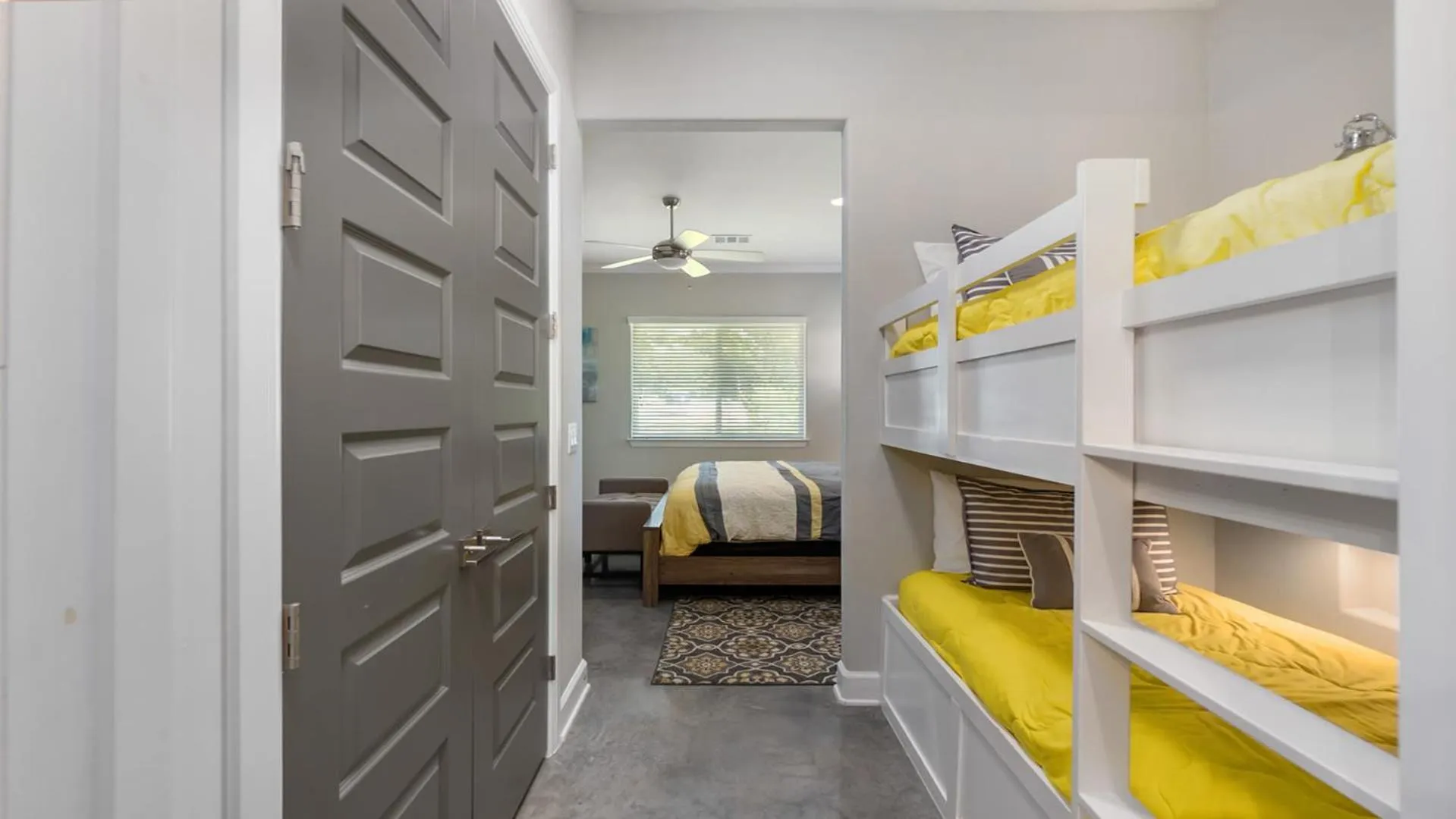 Bed in Luxury Waterfront Pool Hot Tub Boat Slips