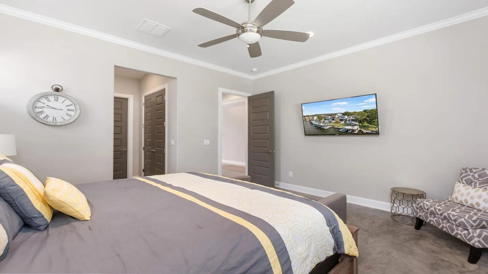 Bed in Luxury Waterfront Pool Hot Tub Boat Slips