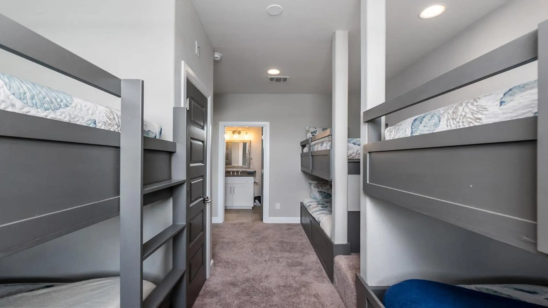 Bed in Luxury Waterfront Pool Hot Tub Boat Slips