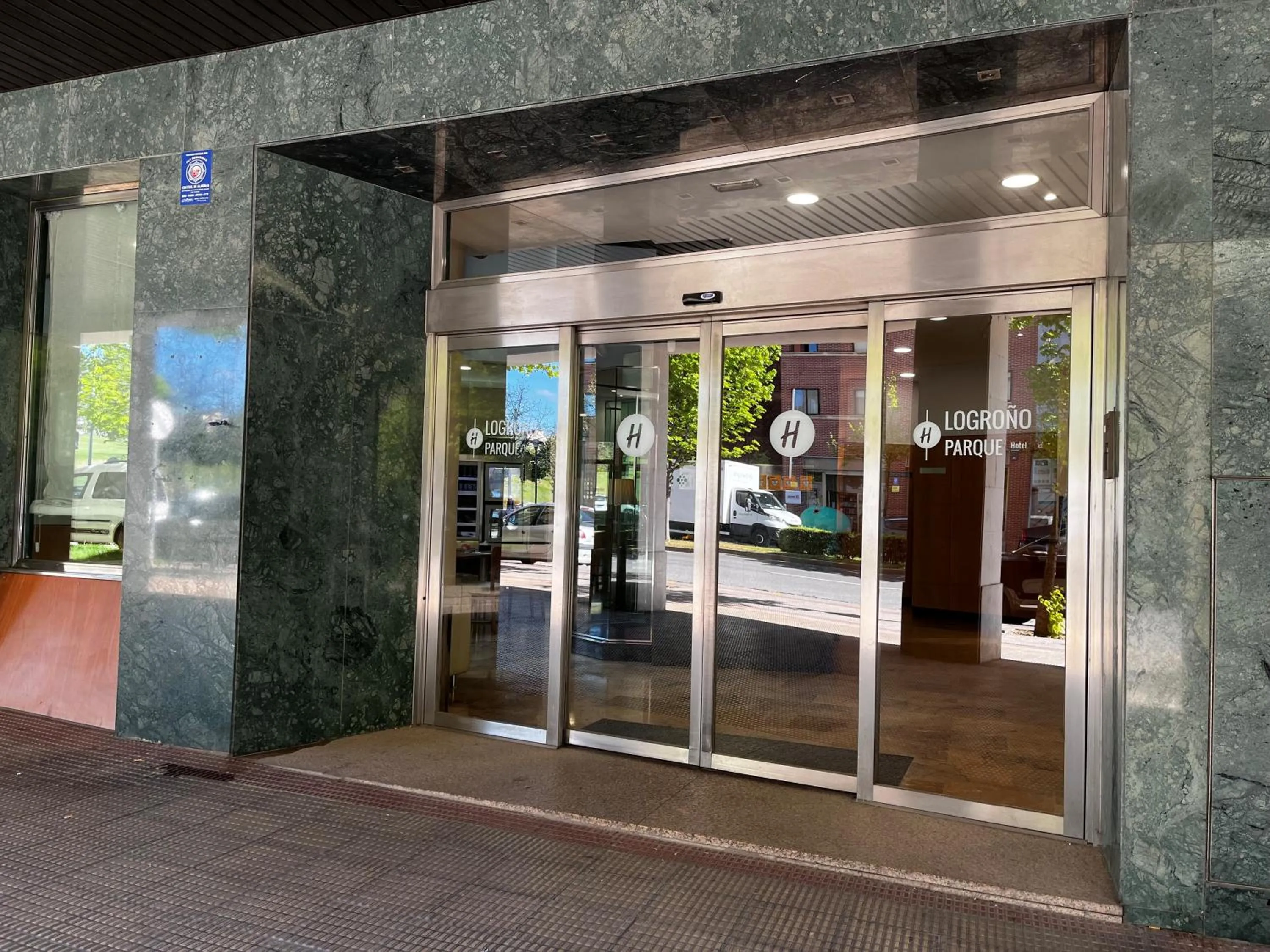 Facade/entrance in Hotel Logroño Parque