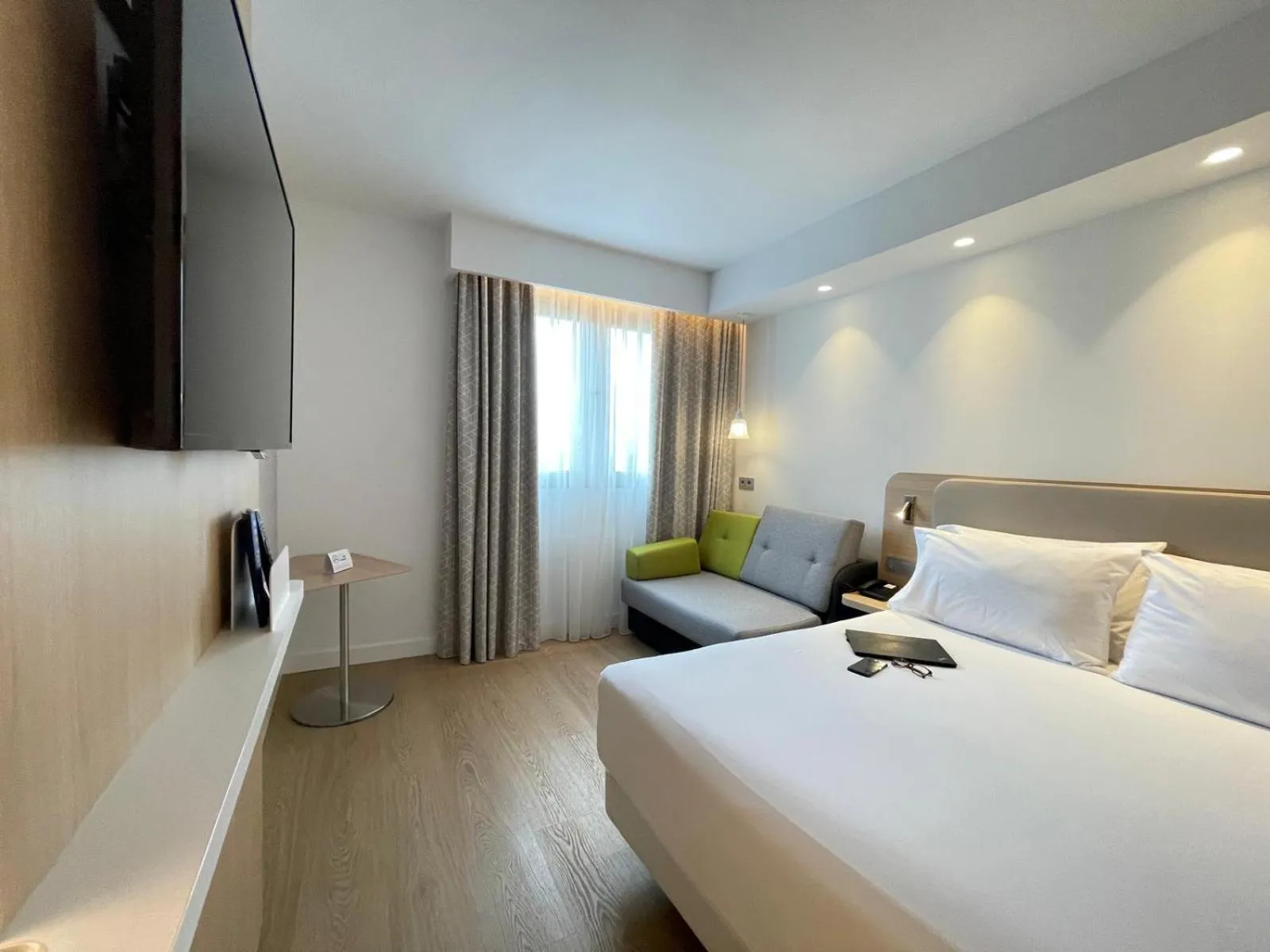Bed in Holiday Inn Express Logroño Rioja by IHG