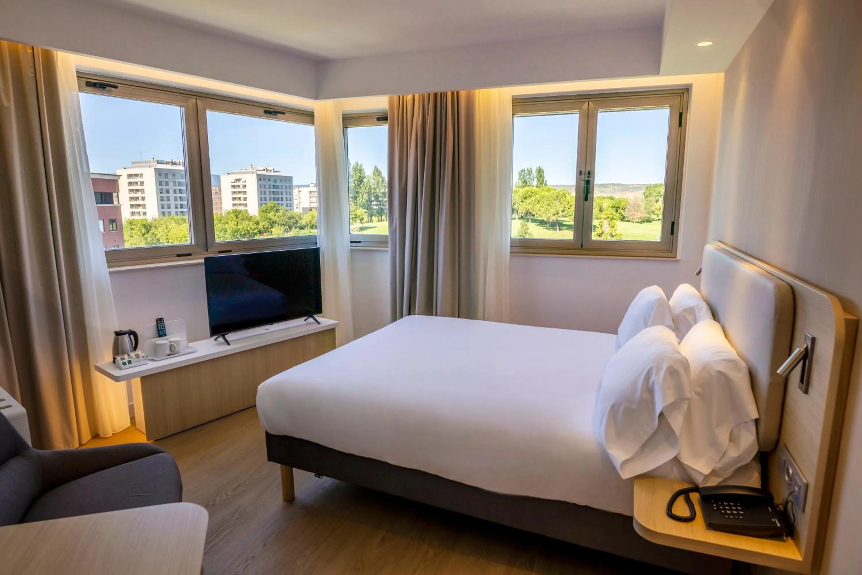 View (from property/room), Bed in Holiday Inn Express Logroño Rioja by IHG