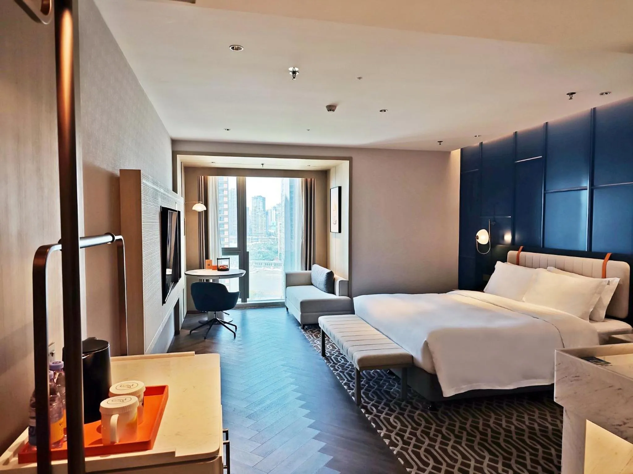 Photo of the whole room, Bed in Voco Chongqing Chaotianmen