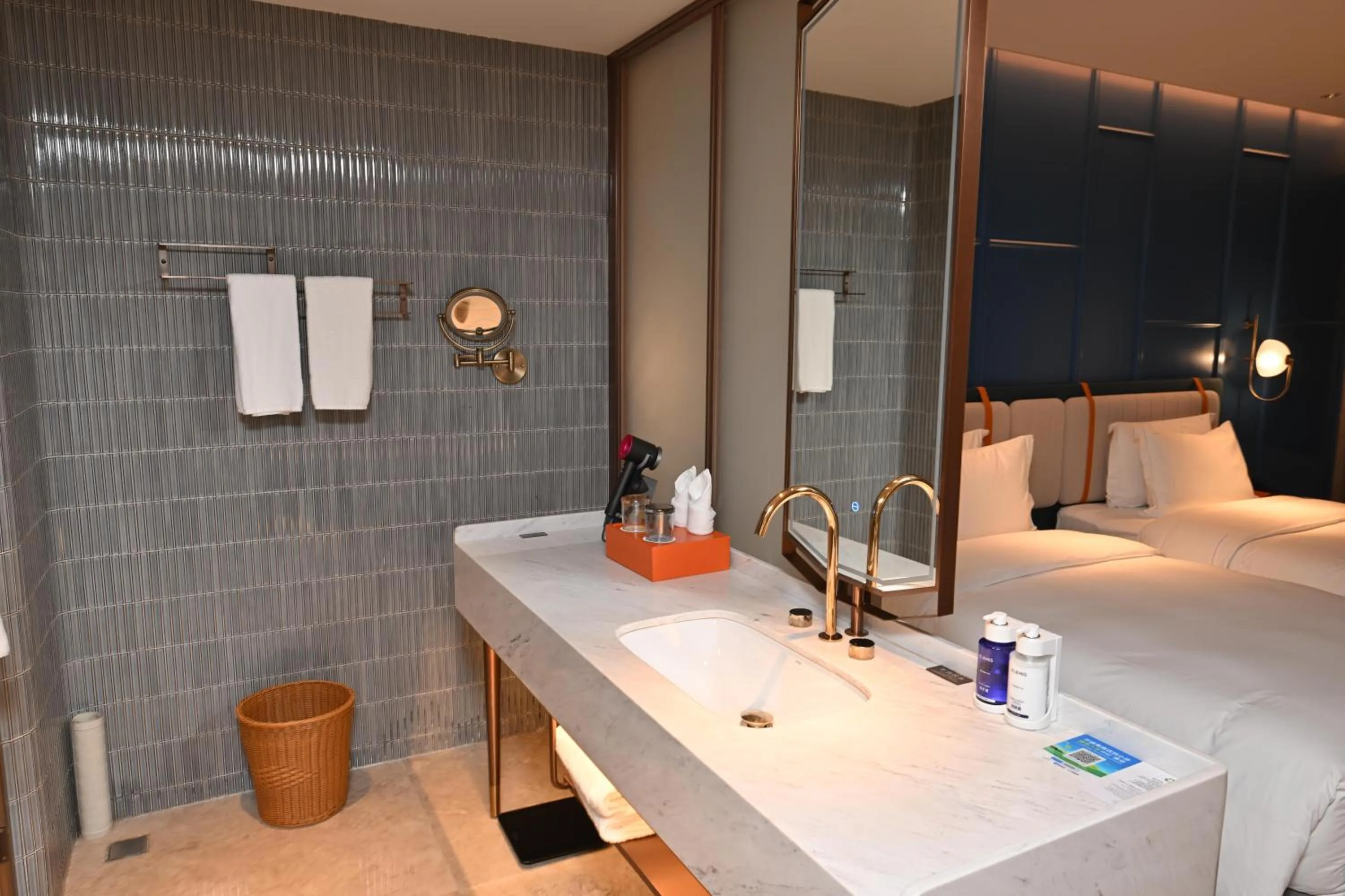 Bathroom, Bed in Voco Chongqing Chaotianmen