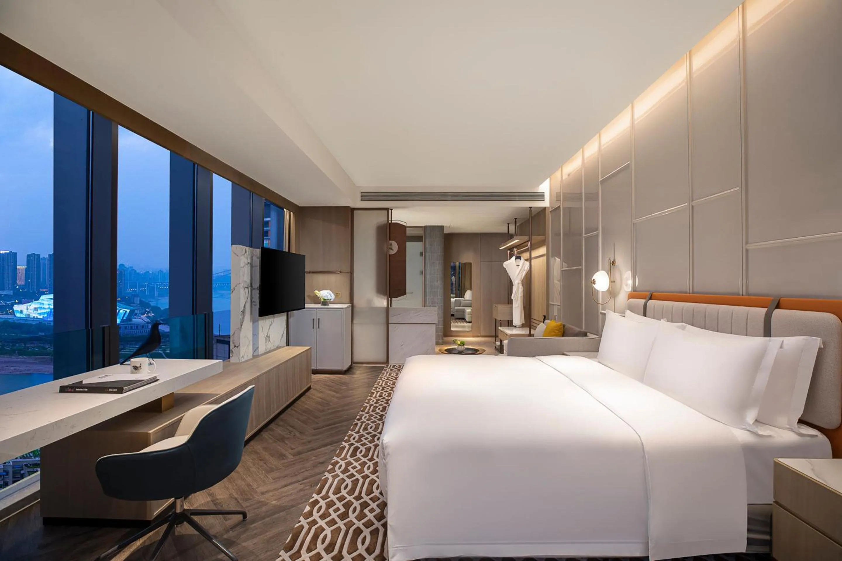 Photo of the whole room, Bed in Voco Chongqing Chaotianmen