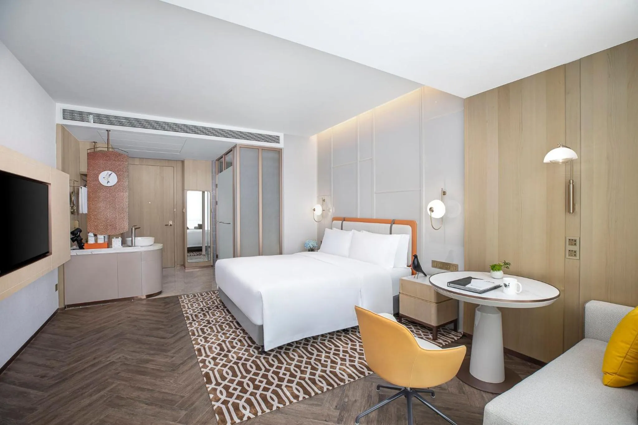 Photo of the whole room, Bed in Voco Chongqing Chaotianmen