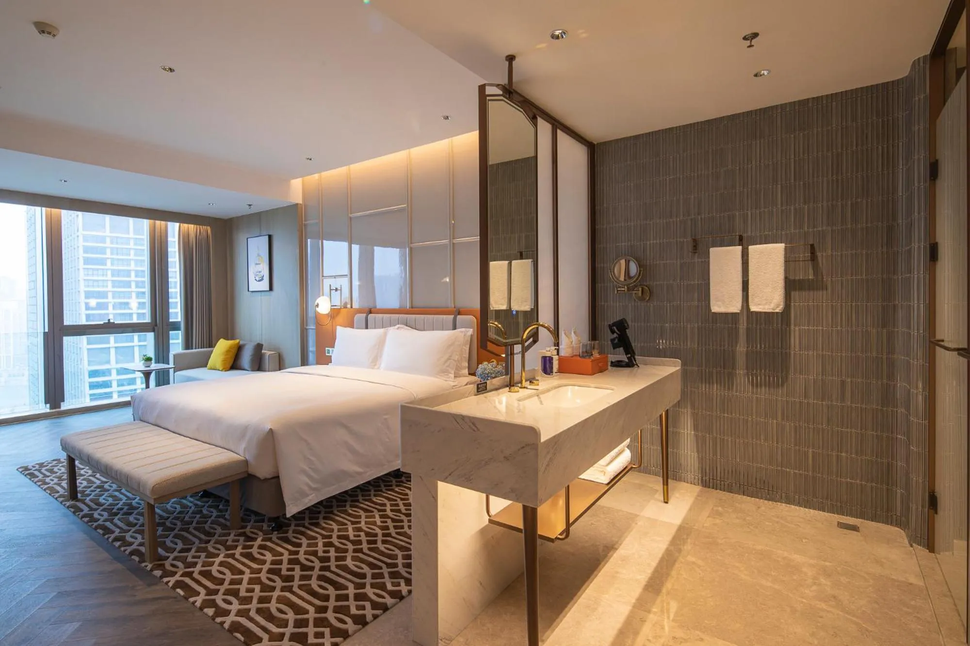 Photo of the whole room, Bed in Voco Chongqing Chaotianmen