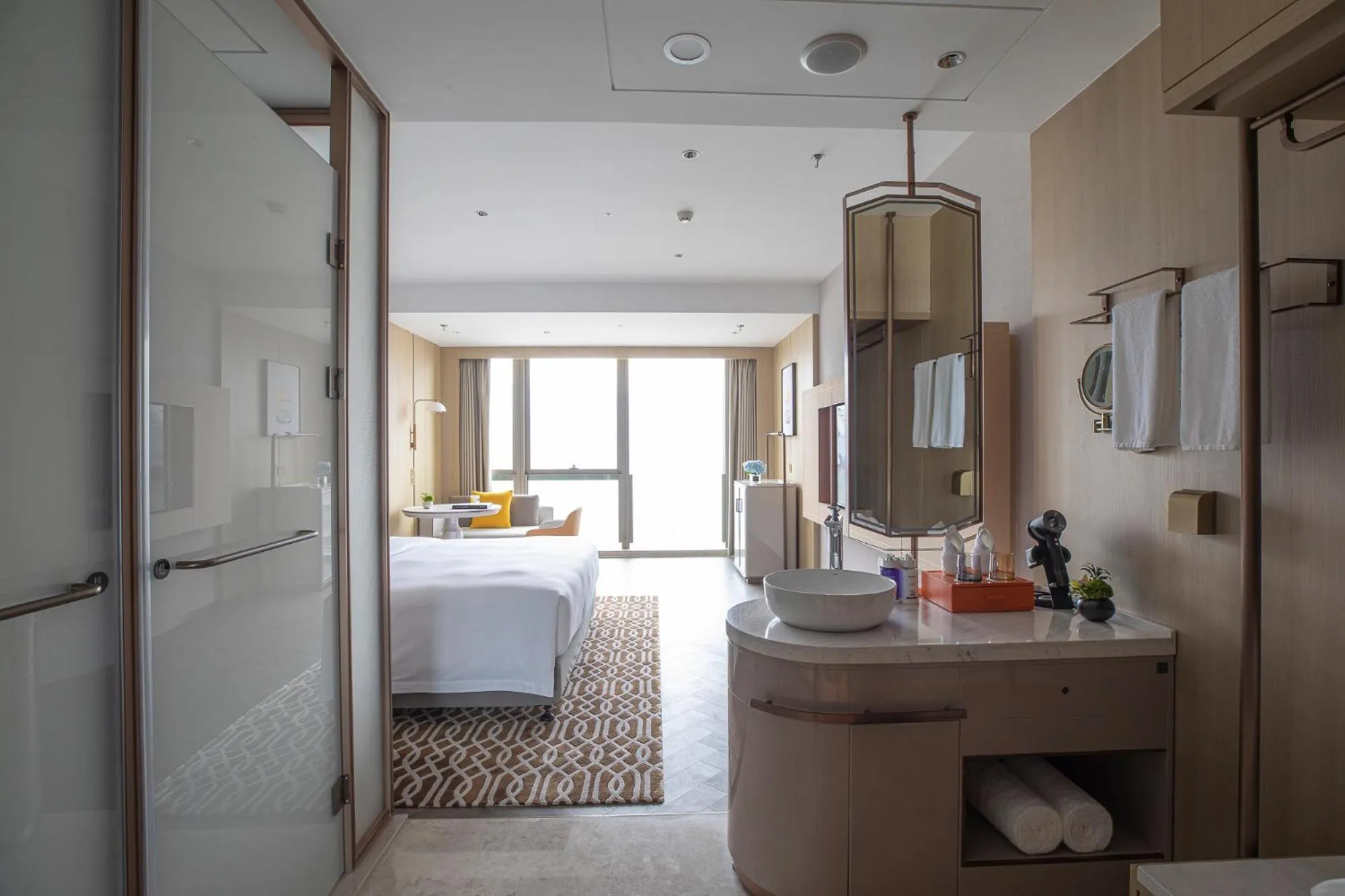 Photo of the whole room, Bed in Voco Chongqing Chaotianmen