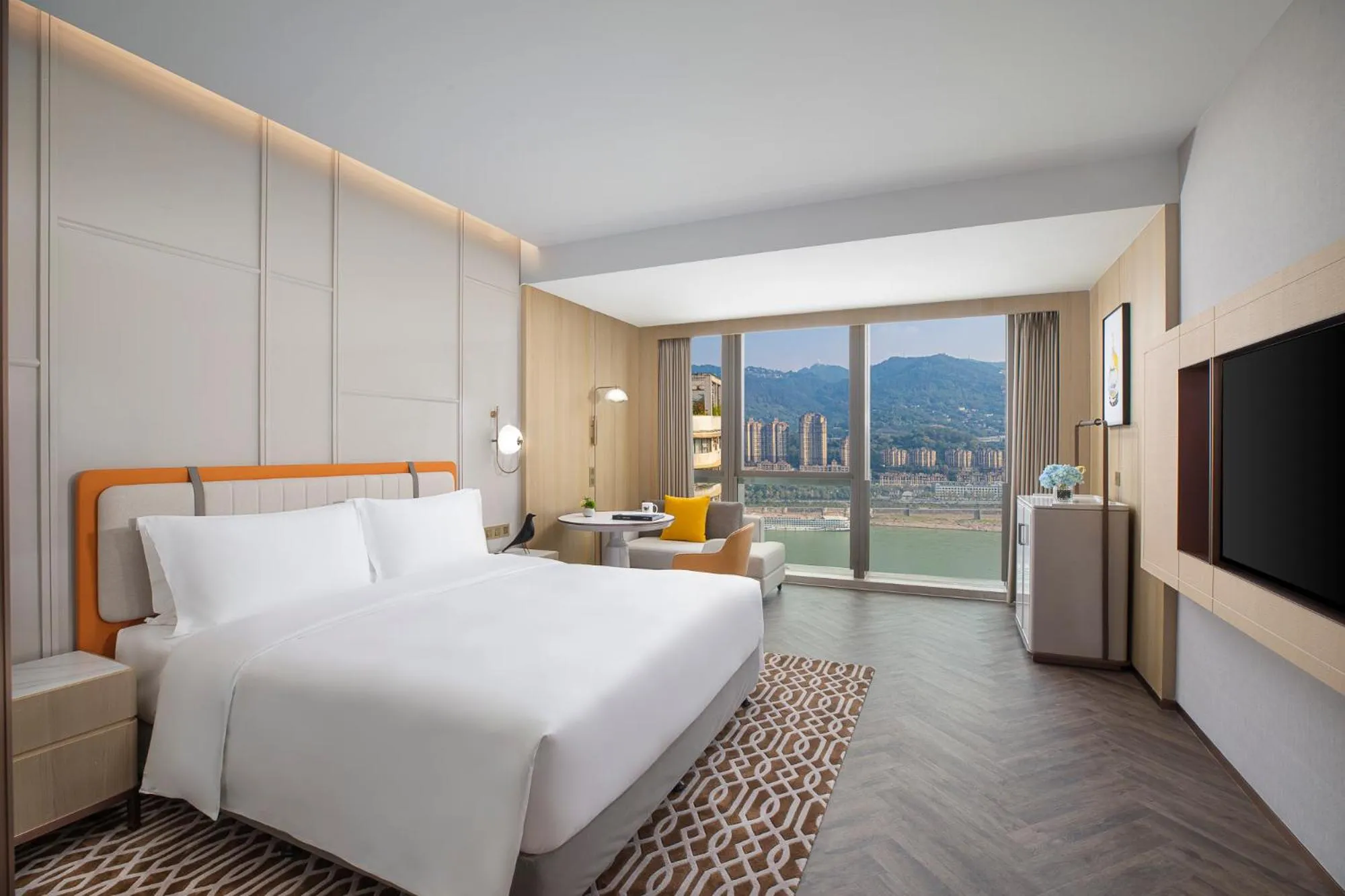 Photo of the whole room, Bed in Voco Chongqing Chaotianmen