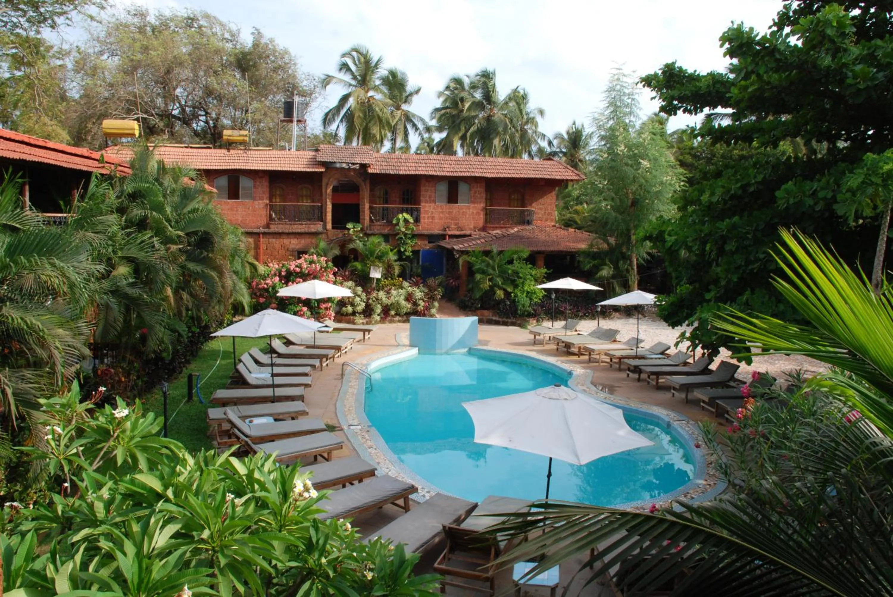 Swimming pool in Sea Breeze Beach Resort Candolim, Goa