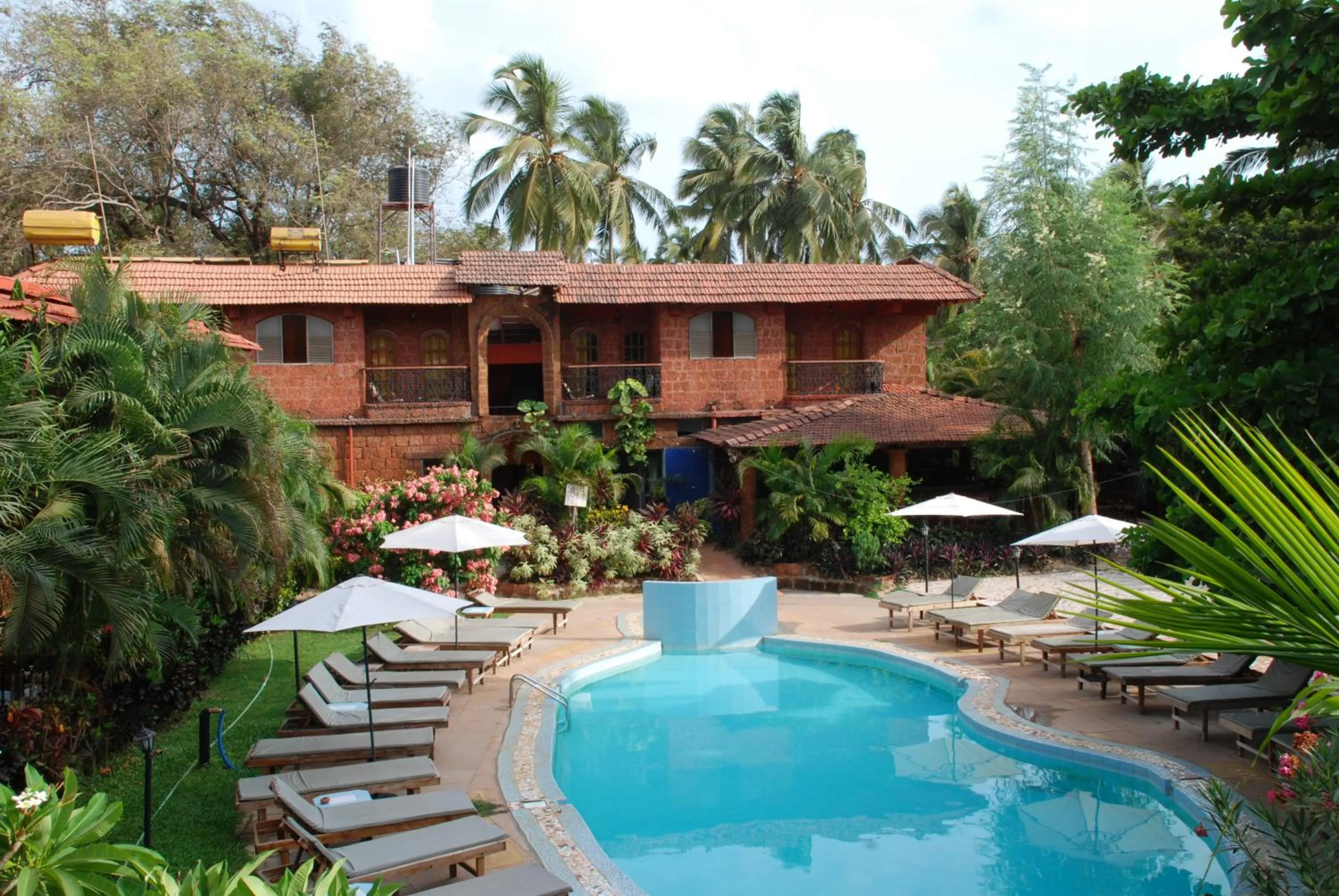 Swimming pool in Sea Breeze Beach Resort Candolim, Goa
