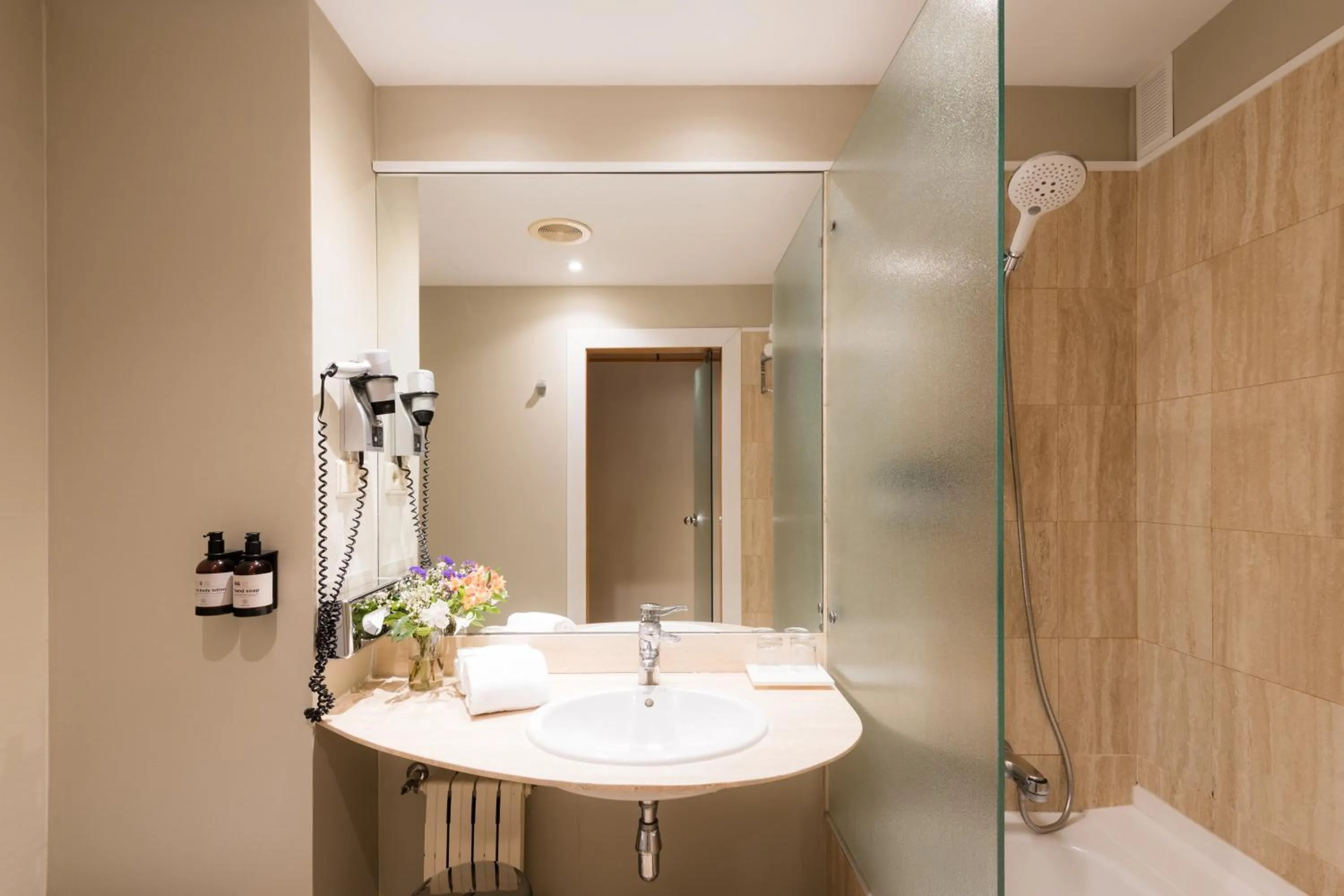 Toilet in Hotel Ciudad de Valladolid