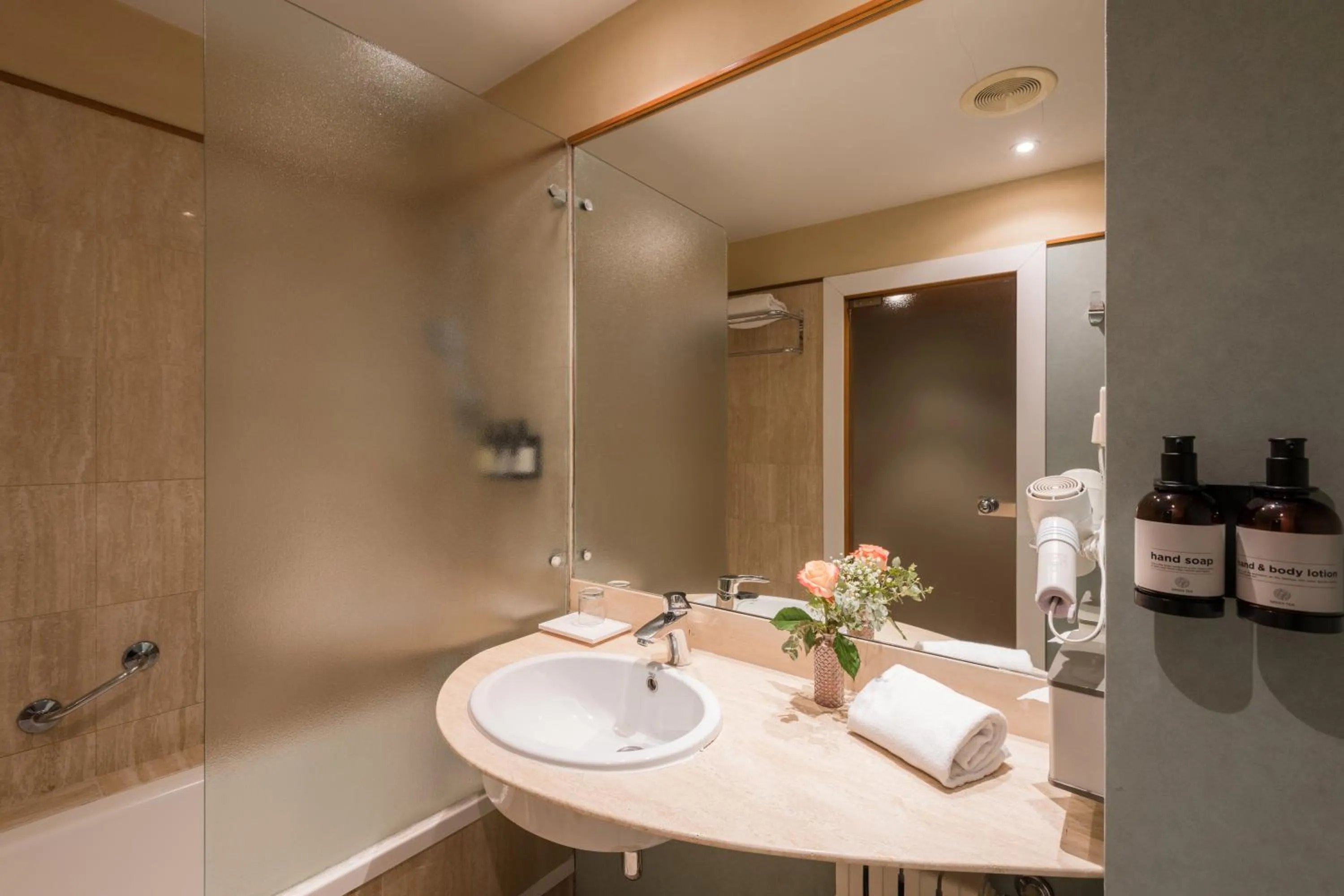 Toilet in Hotel Ciudad de Valladolid