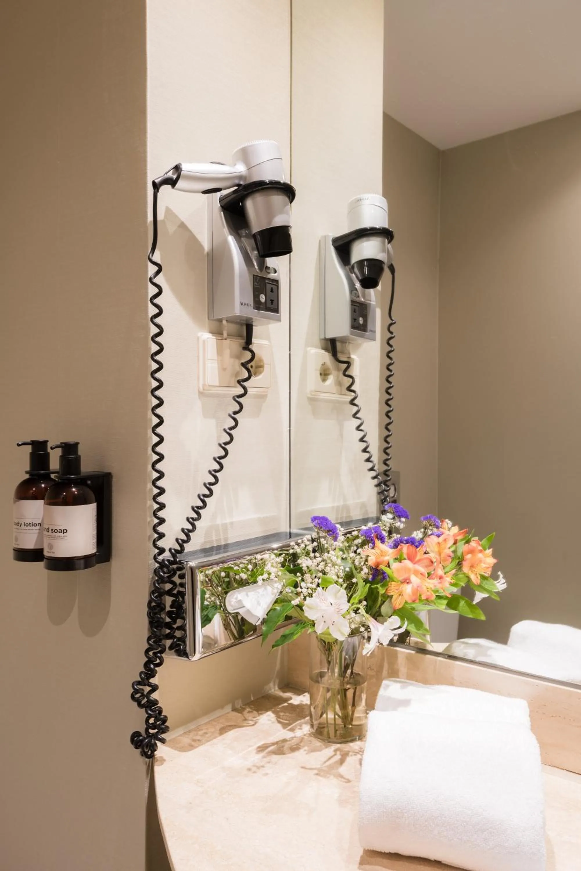 Toilet in Hotel Ciudad de Valladolid